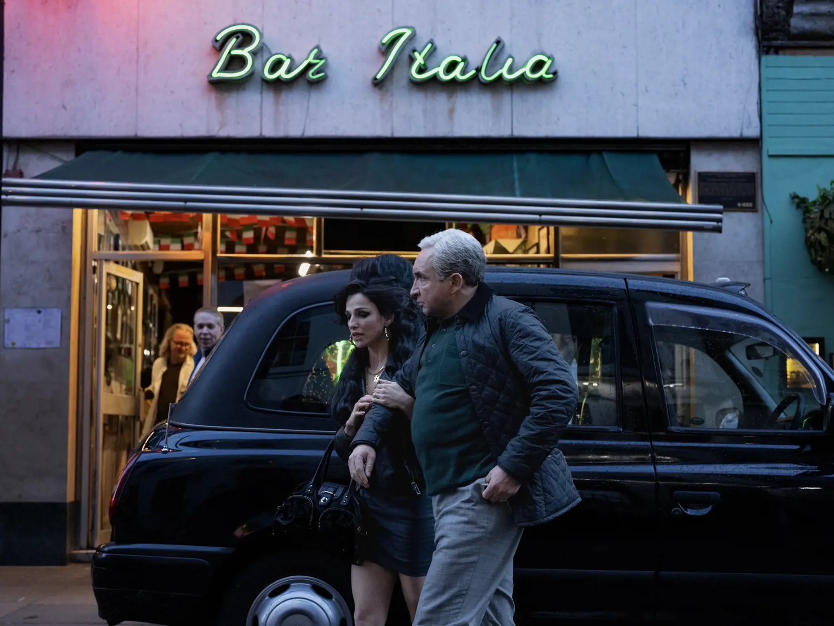 Vo filme Back To Black zažijete krátky, ale o to intenzívnejší životný príbeh Amy Winehouse mapujúci obdobie tvorby legendárneho albumu Back To Black.