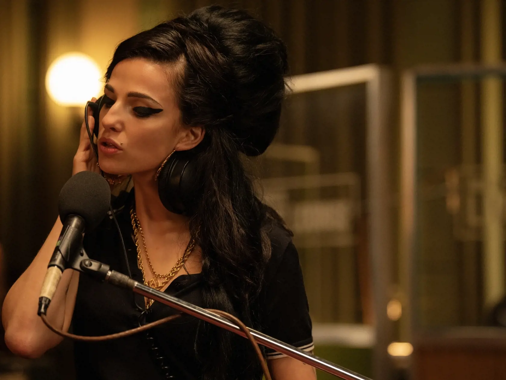 Vo filme Back To Black zažijete krátky, ale o to intenzívnejší životný príbeh Amy Winehouse mapujúci obdobie tvorby legendárneho albumu Back To Black.