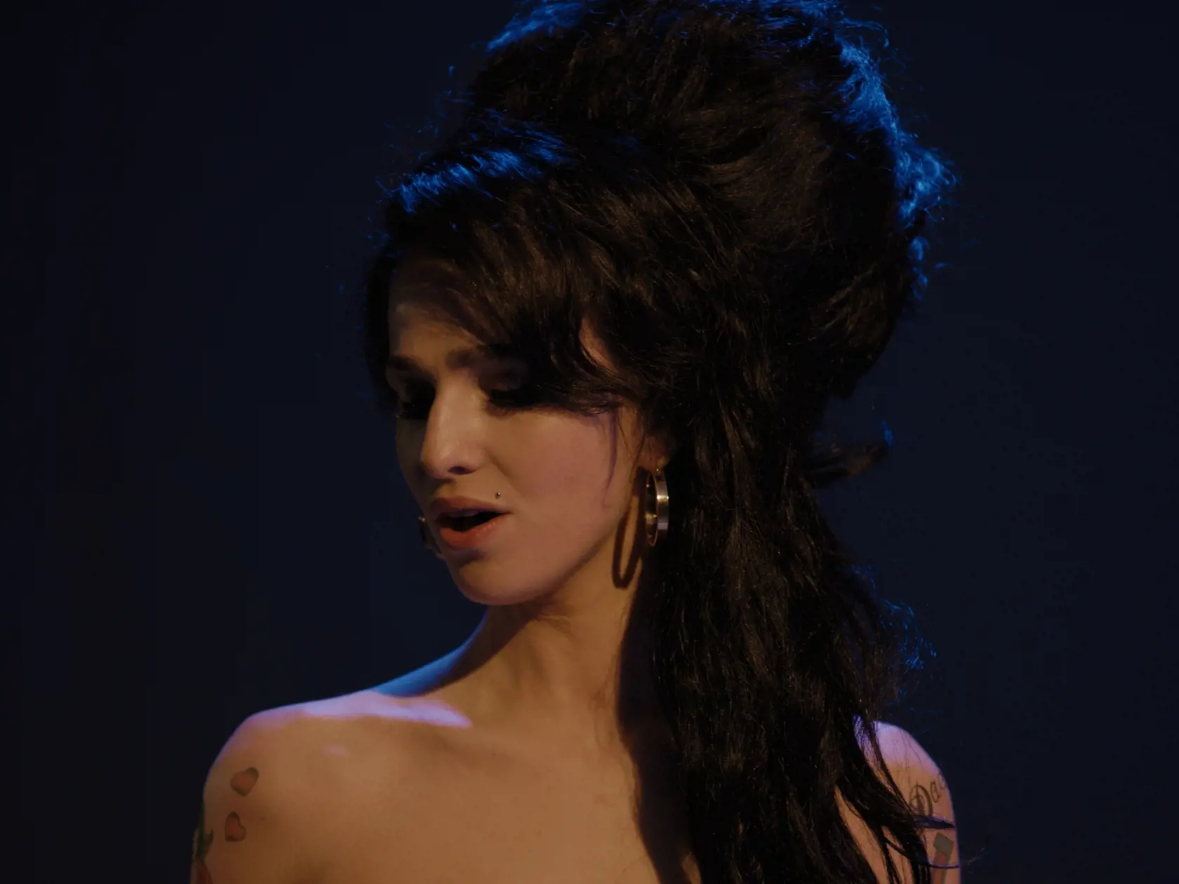 Vo filme Back To Black zažijete krátky, ale o to intenzívnejší životný príbeh Amy Winehouse mapujúci obdobie tvorby legendárneho albumu Back To Black.