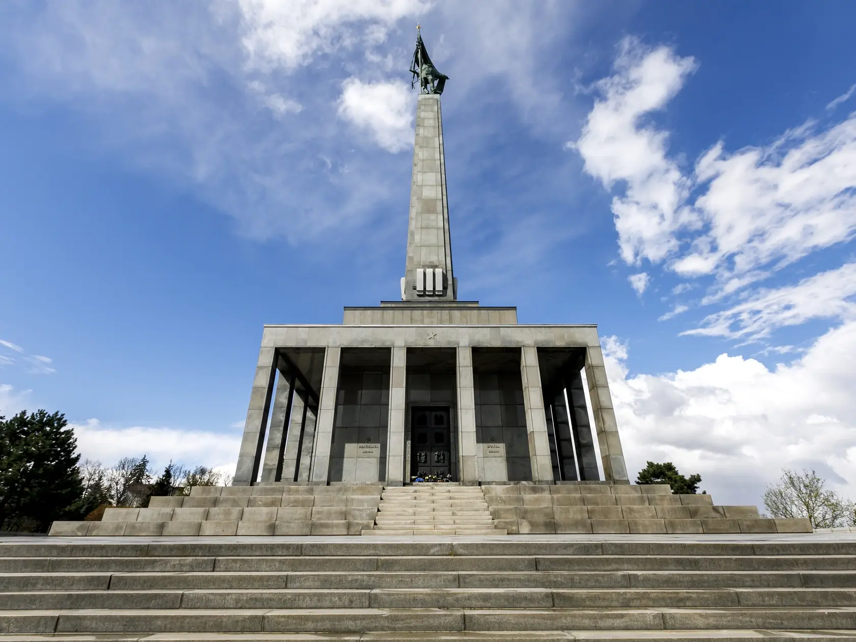Na snímke jedna z hlavných dominánt Bratislavy - vojnový pamätník Slavín. Pamätník Slavín je najväčším vojnovým pamätníkom v strednej Európe. V Bratislave, 31. marca 2025 .