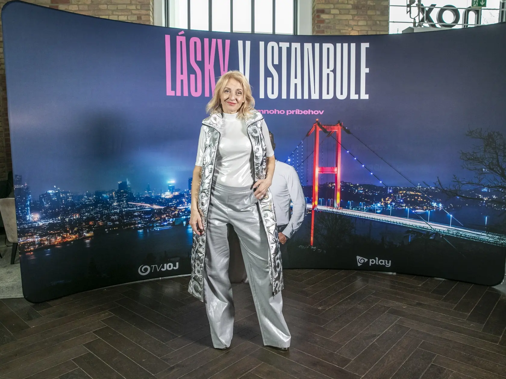 Premiéra jojkárskeho seriálu Lásky v Istanbule. Veronika Žilková sa predviedla v striebornom outfite od hlavy až po päty.