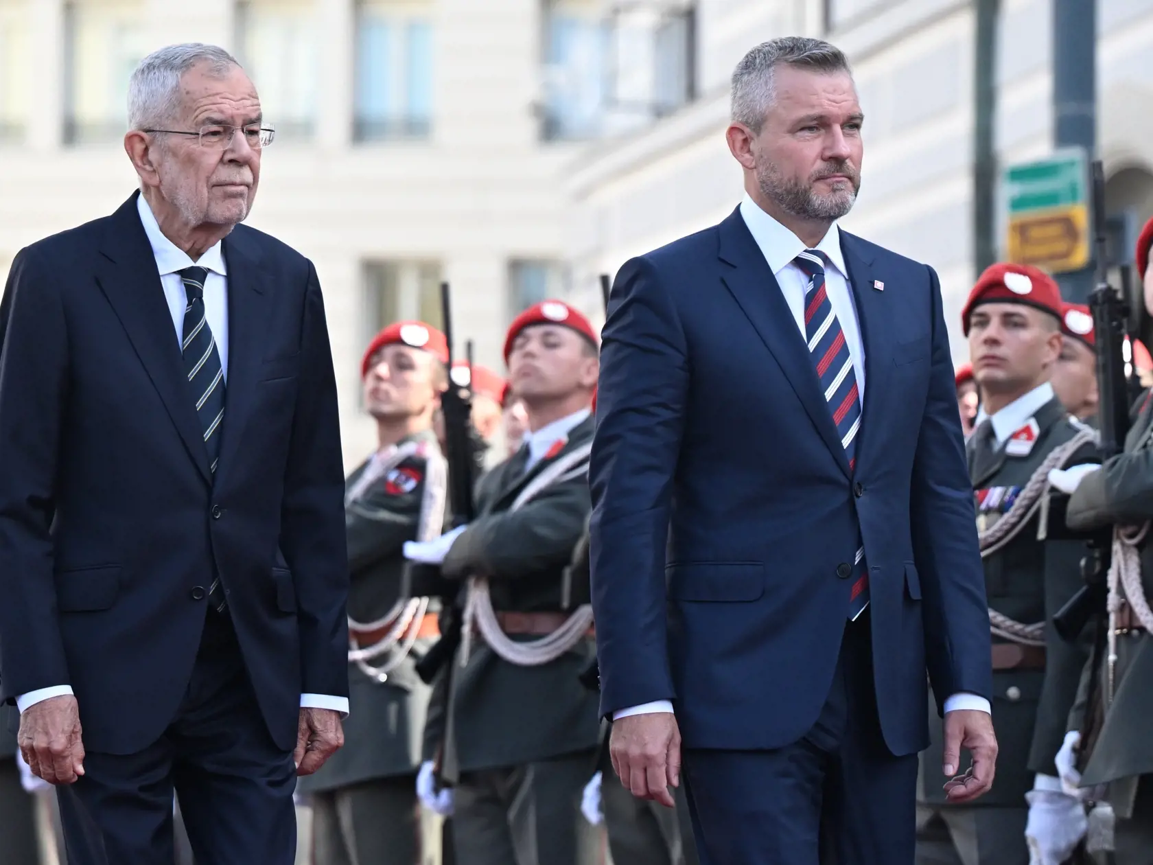 Na snímke zľava rakúsky spolkový prezident Alexander Van der Bellen a prezident SR Peter Pellegrini počas uvítacieho ceremoniálu v rámci návštevy slovenskej hlavy štátu vo Viedni 11. septembra 2024.