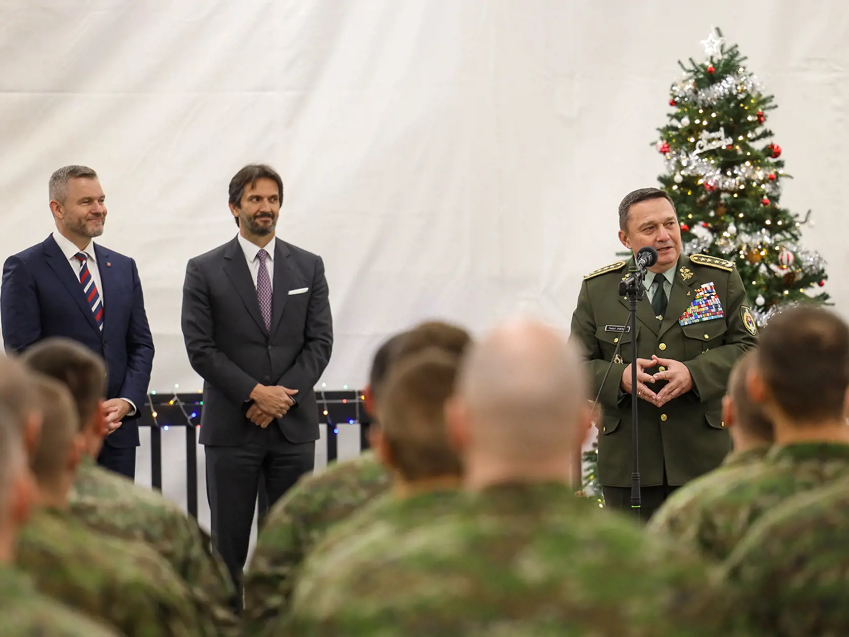 Podpredseda vlády a minister obrany SR Robert Kaliňák, náčelník Generálneho štábu OS SR Daniel Zmeko a hlavný veliteľ Ozbrojených síl SR a prezident SR Peter Pellegrini, navštívili vojačky a vojakov na vyslaní v Lotyšsku. 