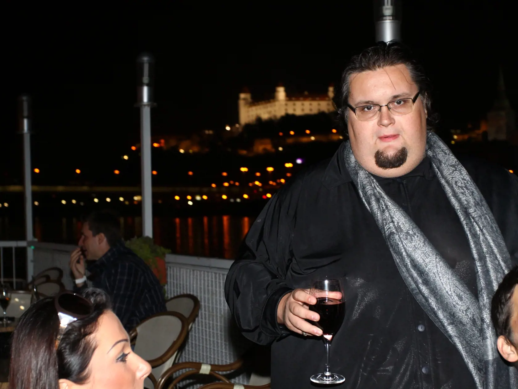Riki sa na statok prihlásil ako najťažší účastník Farmy s váhou takmer 200 kilogramov. Pred odchodom do šou bol nezamestnaný, predtým pracoval ako kuchár. Jeho snom bolo vo veku 33 rokov konečne vidieť zblízka kravu.