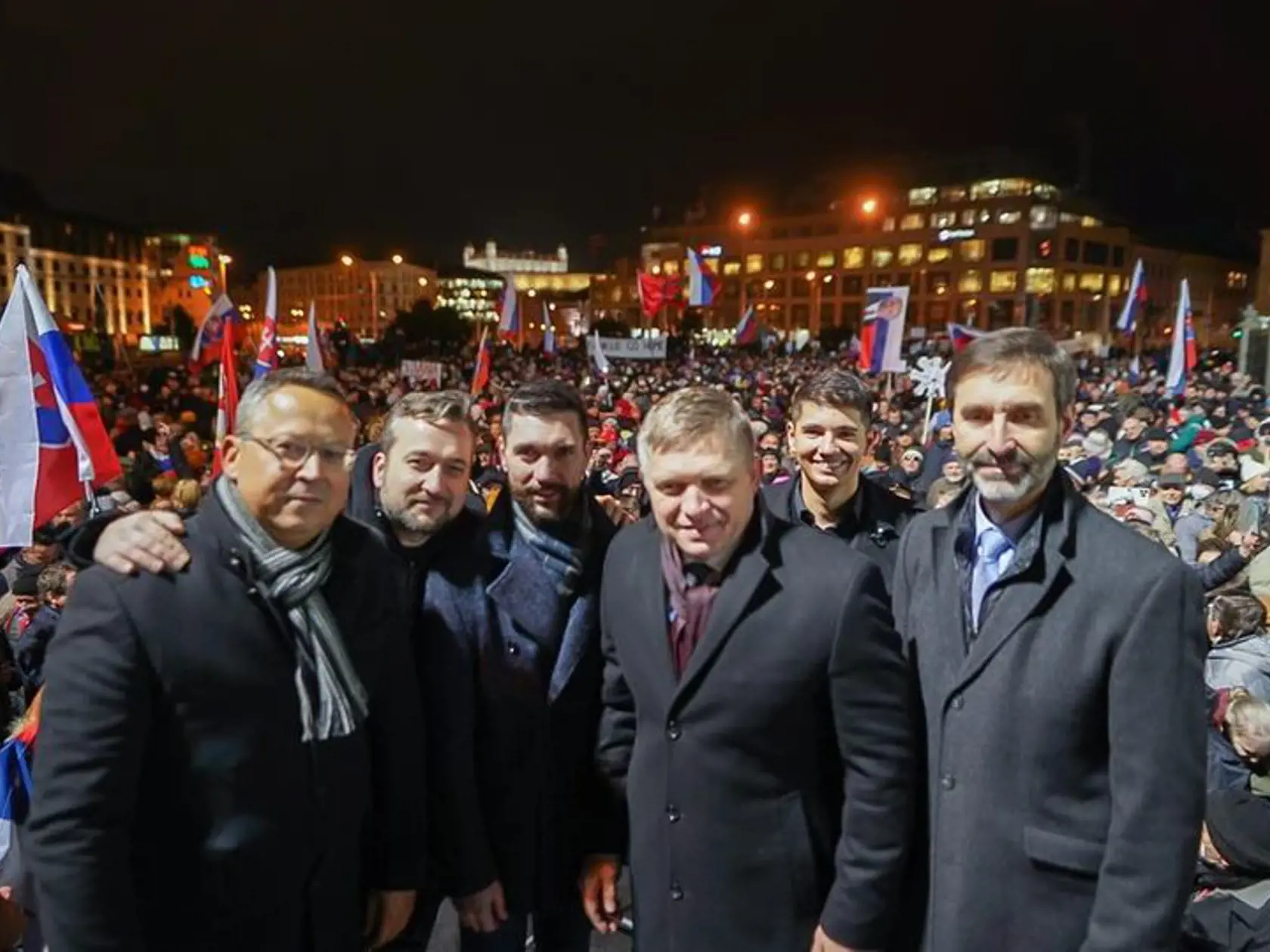 Pred prezidentským palácom sa 26.2. 2022 protestovalo proti obrannej dohode Slovenska s USA. Na pódiu vystúpili aj politici zo strany Smer SD.