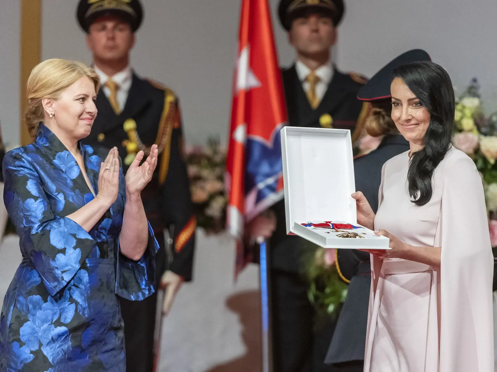 Na snímke vľavo prezidentka SR Zuzana Čaputová, vpravo Mária Demitrová preberá štátne vyznamenanie Rad Ľudovíta Štúra I. triedy in memoriam za mimoriadne zásluhy v oblasti športu a za mimoriadne šírenie dobrého mena Slovenskej republiky v zahraničí za manžela Pavla Demitru počas slávnostného ceremoniálu udeľovania štátnych vyznamenaní osobnostiam z rôznych oblastí spoločenského života v budove Slovenskej filharmónie 27. júna 2021 v Bratislave. FOTO TASR - Jaroslav Novák