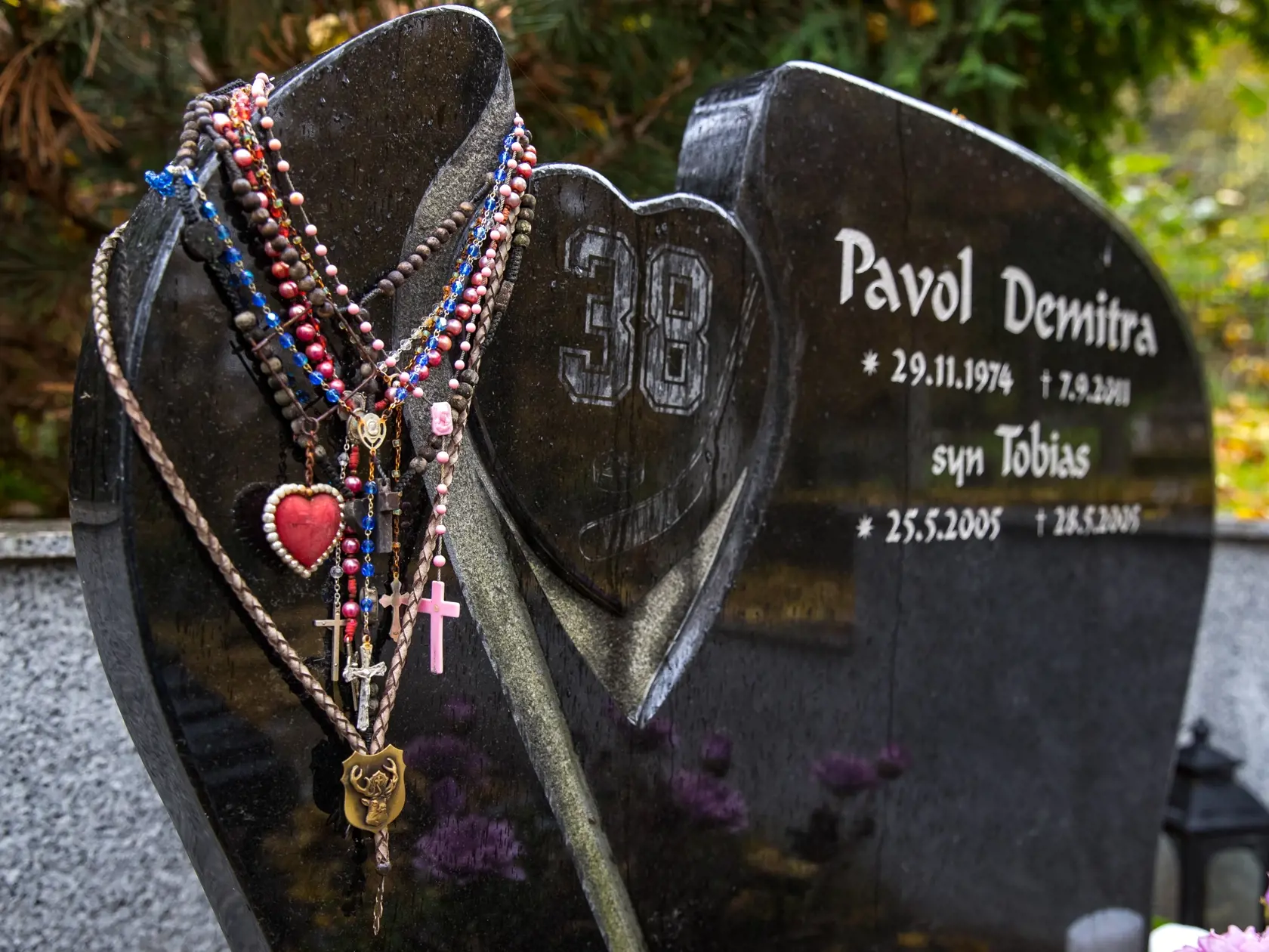 Miesto posledného odpočinku slovenského hokejového reprezentanta Pavla Demitru na cintoríne v Trenčíne.
