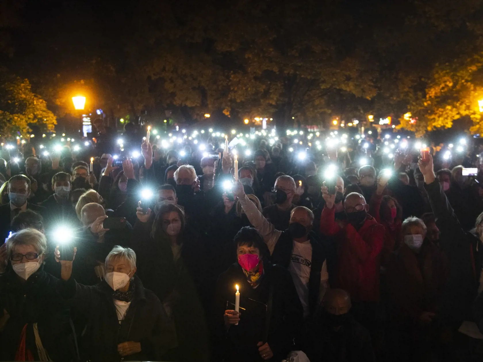 Na snímke účastníci zhromaždenia apolitickej iniciatívy Za morálku, spravodlivosť a lepšiu krajinu 27. októbra 2021 v Bratislave. 