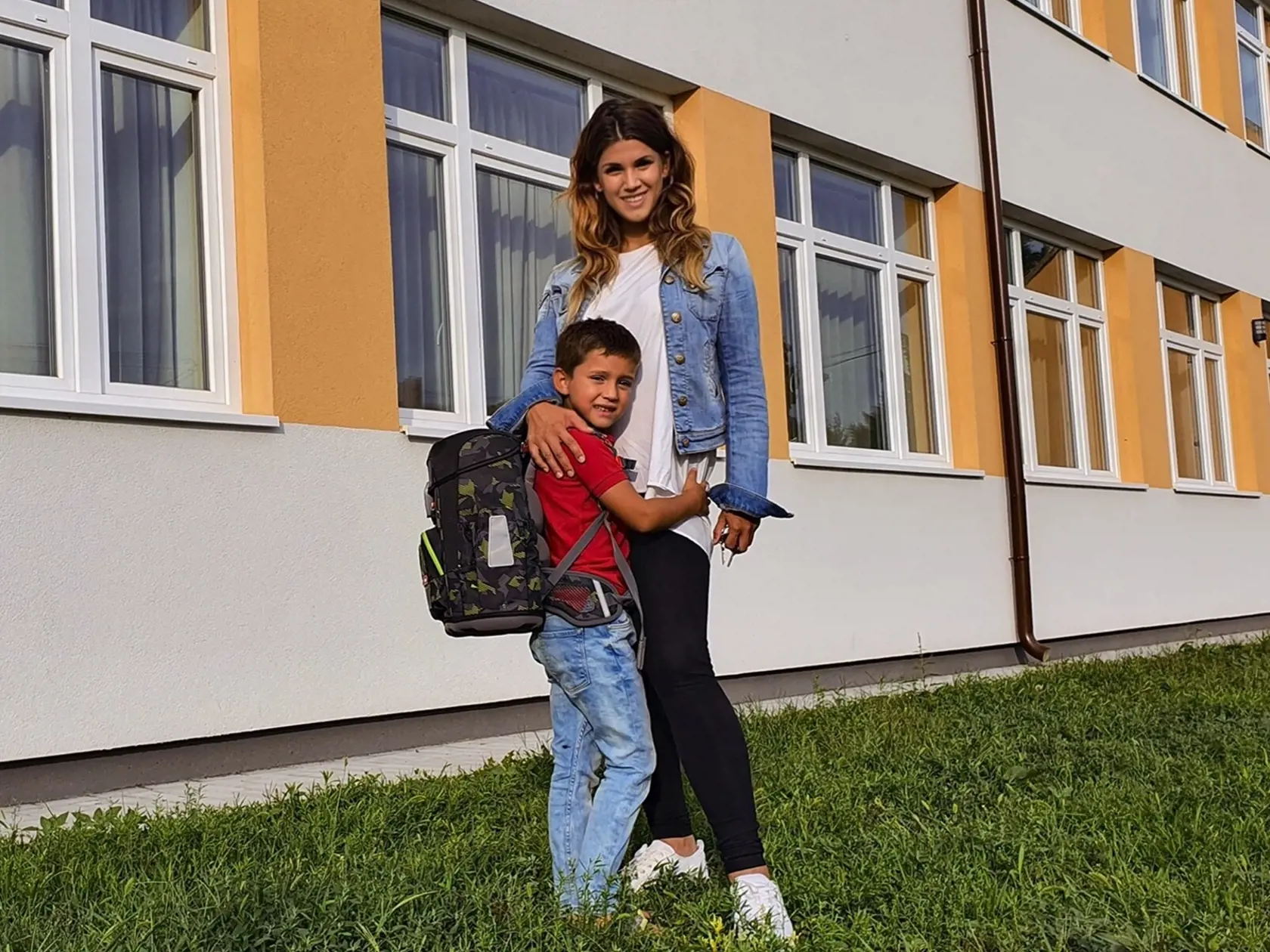 Prváčik Brunko išiel do školy s novou taškou a peračníkom z PLANEO Elektro.
