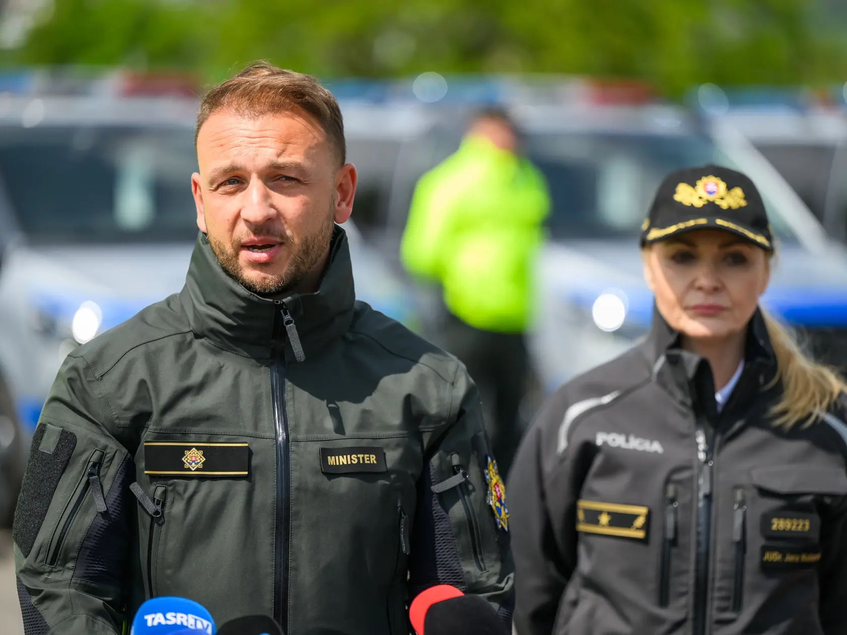 Minister vnútra Matúš Šutaj Eštok (Hlas) a prezidentka Policajného zboru Jana Maškarová počas odovzdania nových služobných vozidiel pre potreby polície.