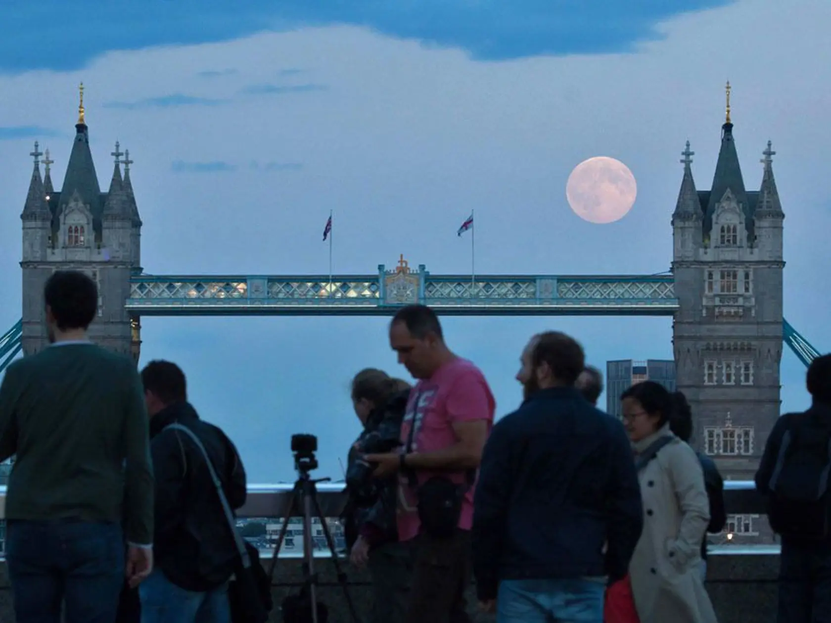 Supermesiac nad londýnskym mostom Tower Bridge.