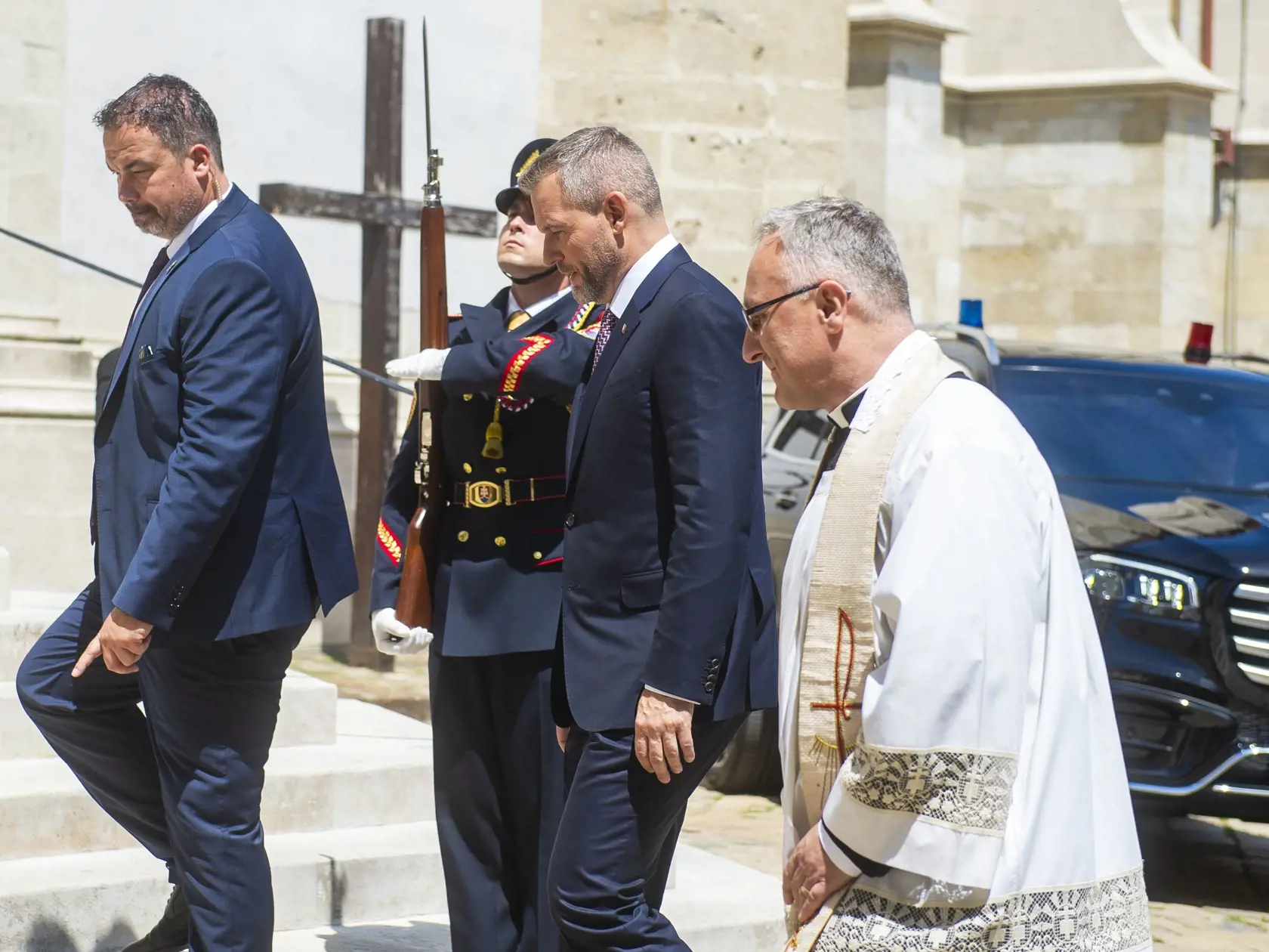 Na snímke sprava správca Farnosti svätého Martina Peter Slepčan a nový prezident SR Peter Pellegrini spolu prichádzajú na slávnostnú sv. omšu Te Deum do Dómu svätého Martina po zložení sľubu prezidenta SR 15. júna 2024 v Bratislave. FOTO TASR - Jakub Kotian