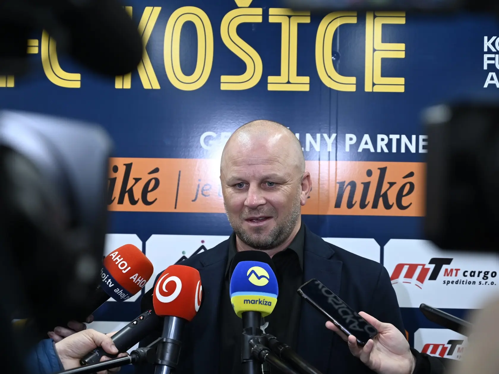 Na snímke nový športový riaditeľ FC Košice Marek Sapara počas rozhovoru s novinármi v priestoroch Košickej futbalovej arény 8. januára 2025 v Košiciach. FOTO TASR - Roman Hanc