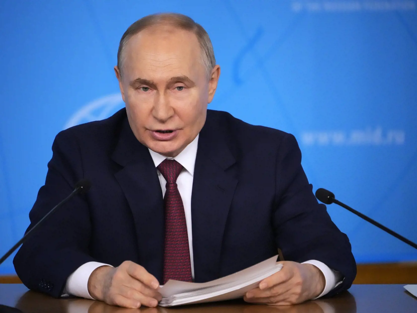 Ruský prezident Vladimir Putin hovorí počas stretnutia na ruskom ministerstve zahraničných vecí 14. júna 2024 v Moskve.