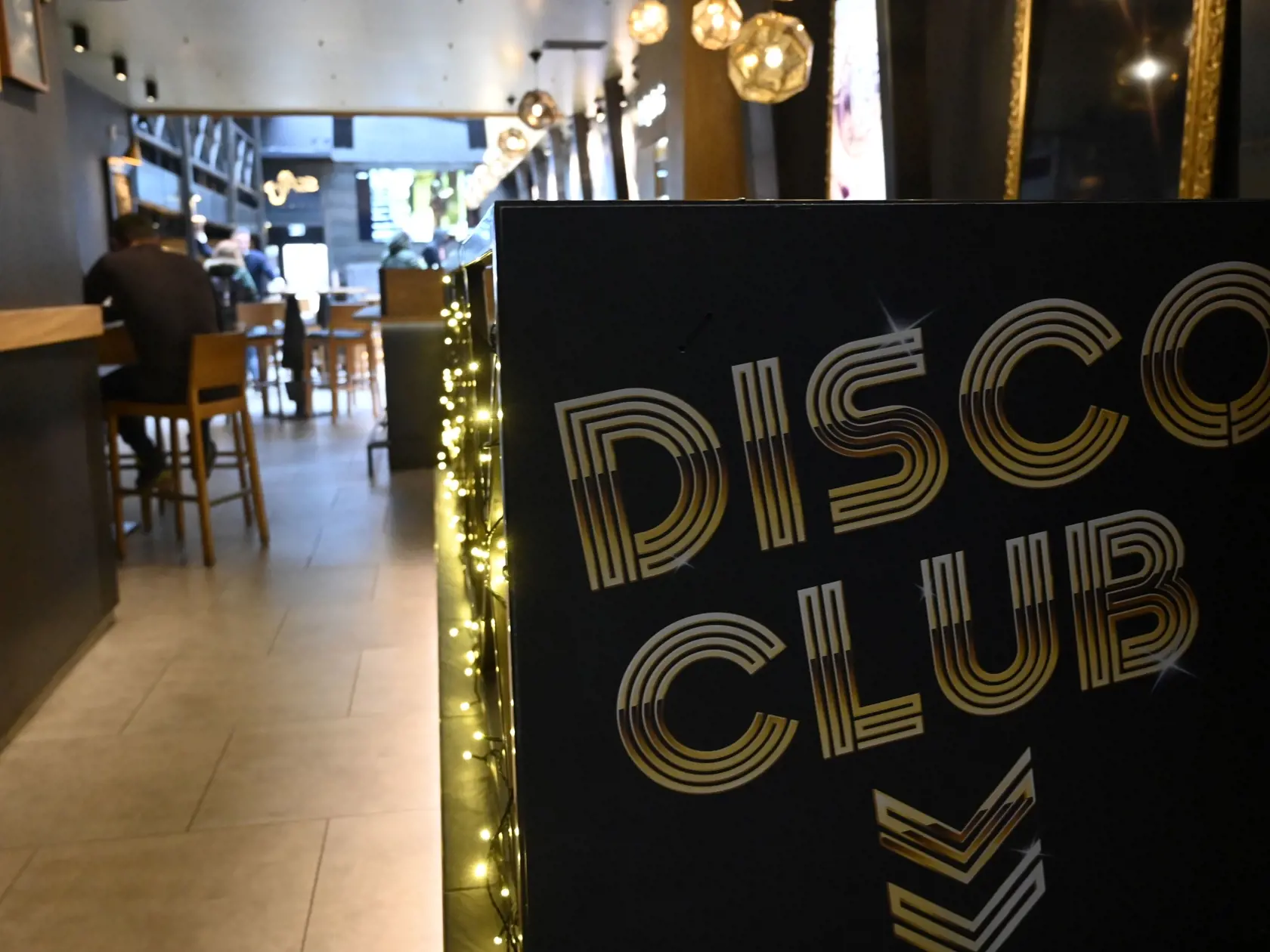 Na snímke otvorená reštaurácia JAZZ - Club - Café - Restaurant 8. decembra 2020 v Košiciach. Napriek zákazu majitelia otvorili brány svojich podnikov. Ide o reštaurácie, kaviarne aj bary po celom Slovensku. Najviac ich otvoria pravdepodobne v Košiciach. Do Iniciatívy Bojujeme za naše gastro sa tu zapojí najmenej 40 prevádzok.FOTO TASR - Roman Hanc