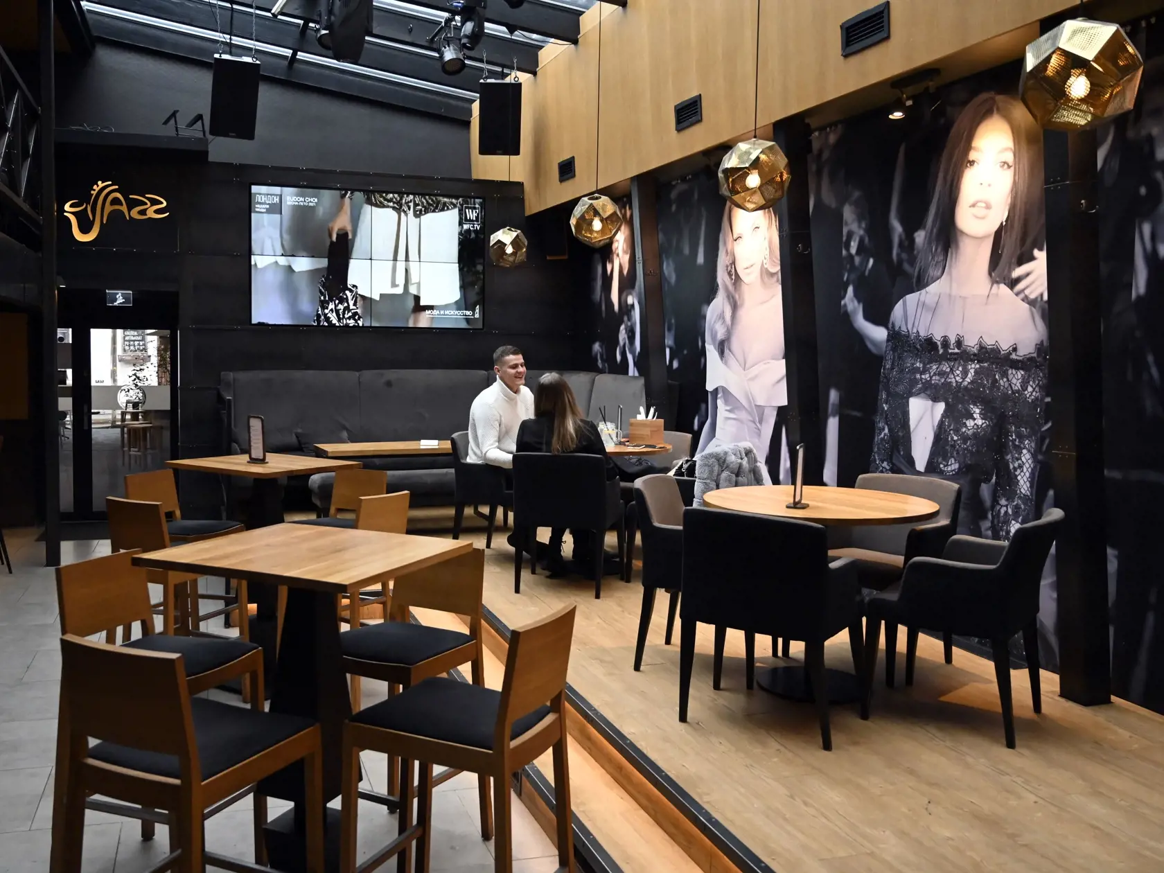 Na snímke otvorená reštaurácia JAZZ - Club - Café - Restaurant 8. decembra 2020 v Košiciach. Napriek zákazu majitelia otvorili brány svojich podnikov. Ide o reštaurácie, kaviarne aj bary po celom Slovensku. Najviac ich otvoria pravdepodobne v Košiciach. Do Iniciatívy Bojujeme za naše gastro sa tu zapojí najmenej 40 prevádzok.FOTO TASR - Roman Hanc