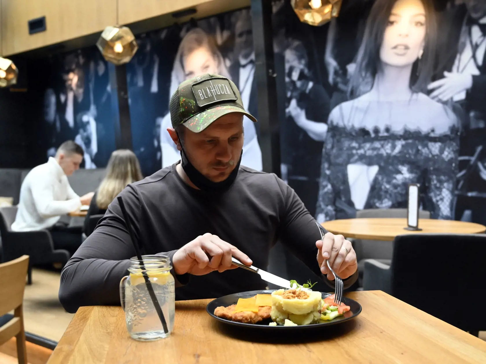 Na snímke otvorená reštaurácia JAZZ - Club - Café - Restaurant 8. decembra 2020 v Košiciach. Napriek zákazu majitelia otvorili brány svojich podnikov. Ide o reštaurácie, kaviarne aj bary po celom Slovensku. Najviac ich otvoria pravdepodobne v Košiciach. Do Iniciatívy Bojujeme za naše gastro sa tu zapojí najmenej 40 prevádzok.FOTO TASR - Roman Hanc