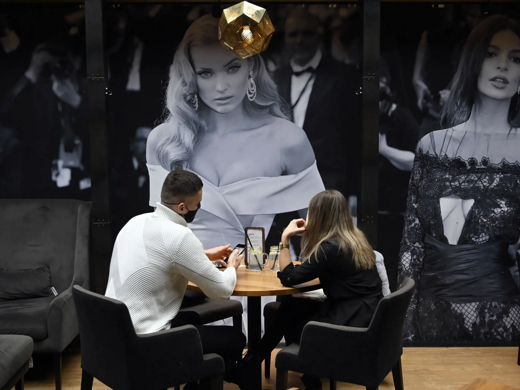 Na snímke otvorená reštaurácia JAZZ - Club - Café - Restaurant 8. decembra 2020 v Košiciach. Napriek zákazu majitelia otvorili brány svojich podnikov. Ide o reštaurácie, kaviarne aj bary po celom Slovensku. Najviac ich otvoria pravdepodobne v Košiciach. Do Iniciatívy Bojujeme za naše gastro sa tu zapojí najmenej 40 prevádzok. FOTO TASR - Roman Hanc