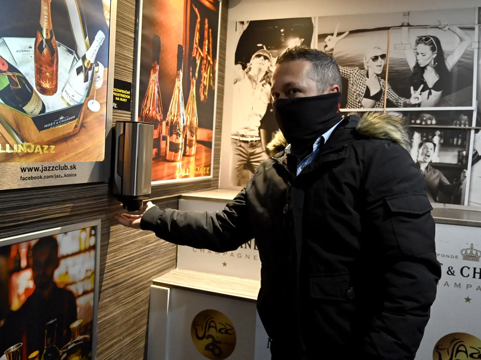 Na snímke otvorená reštaurácia JAZZ - Club - Café - Restaurant 8. decembra 2020 v Košiciach. Napriek zákazu majitelia otvorili brány svojich podnikov. Ide o reštaurácie, kaviarne aj bary po celom Slovensku. Najviac ich otvoria pravdepodobne v Košiciach. Do Iniciatívy Bojujeme za naše gastro sa tu zapojí najmenej 40 prevádzok. FOTO TASR - Roman Hanc