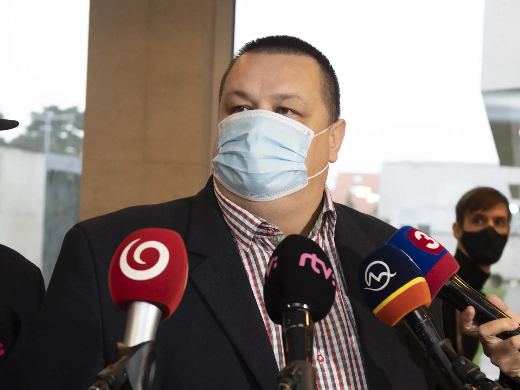 Hlavný hygienik Ján Mikas včera na margo podnikateľov, ktorí tvorili svoje prevádzky povedal, že ide o nešťastné riešenie a zároveň upozornil, že budú prebiehať kontroly a takéto správanie nebudú tolerovať: „Komunikoval som s regionálnymi hygienikmi, aby monitorovali situáciu a v prípade, že sa takéto niečo potvrdí, budeme konať v súlade s platnou legislatívou.“
