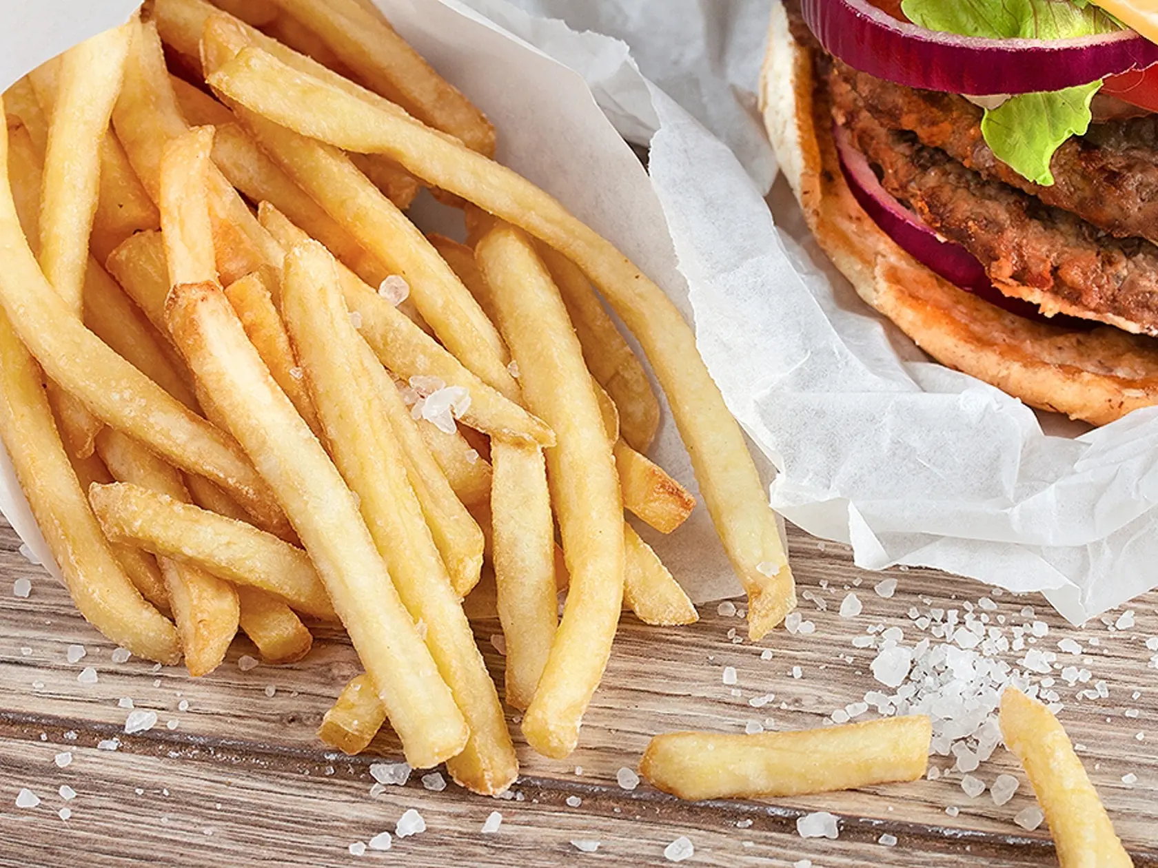 Ani vy nedokážete odolať hamburgerom, hranolčekom, pizze alebo čipsom?