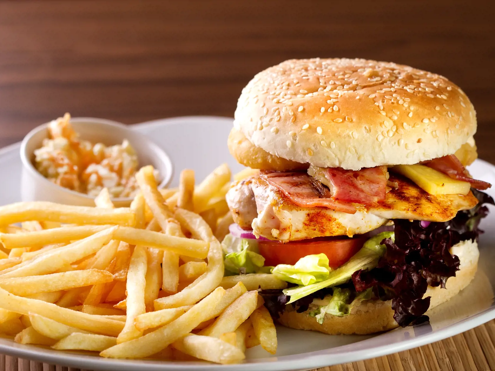 Ani vy nedokážete odolať hamburgerom, hranolčekom, pizze alebo čipsom?