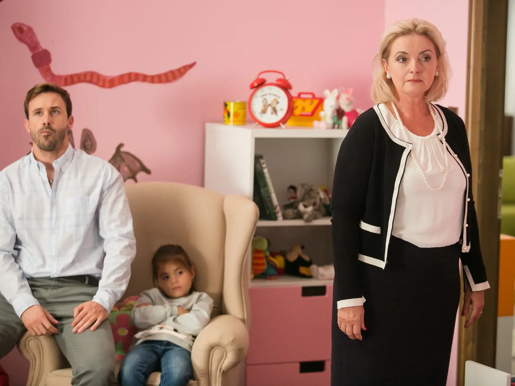 Eva Pavlíková tvorí seriálovú rodinu s Marekom Fašiangom a Laurou Gavaldovou.