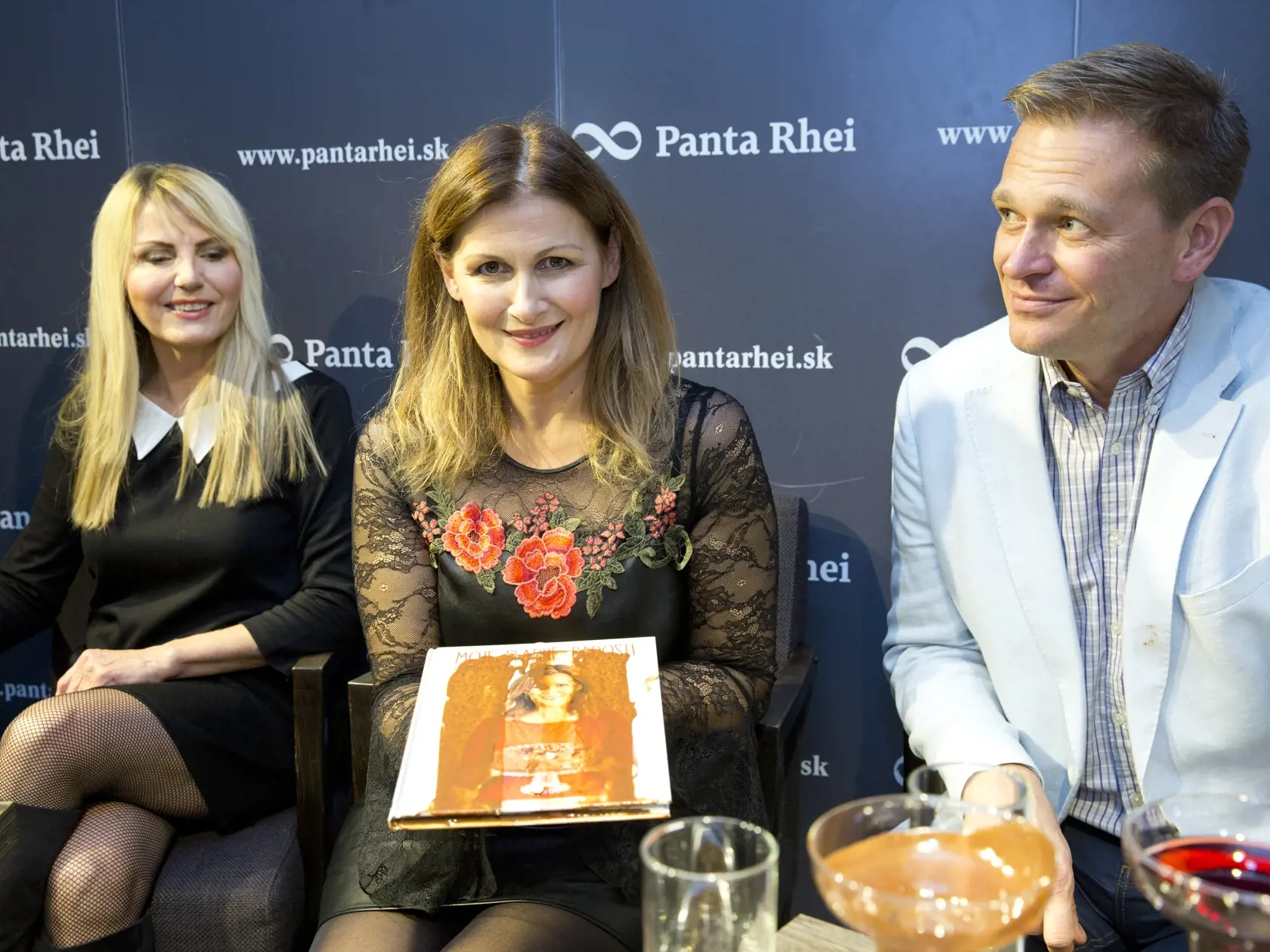 Martin Nikodým poktrstil Katkinu knihu čokoládou a Emma Tekelyová s dcérou Emou orechmi.