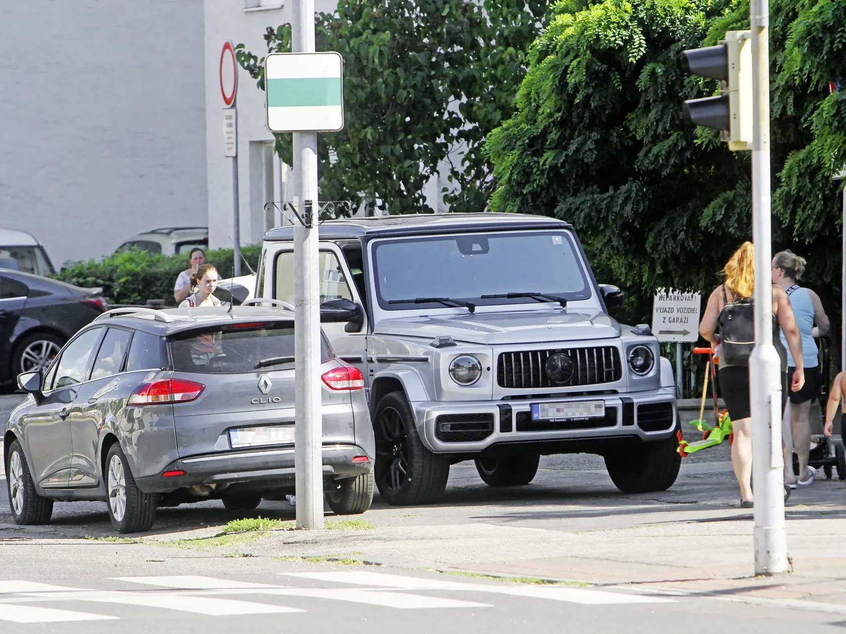 NEZNÁMA BLONDÍNA
Futbalistu sme minulý rok prichytili na káve s neznámou blondínou. Odviezol ju na svojom Mercedese AMG G 63, ktorého cena sa začína od 193-tisíc eur.