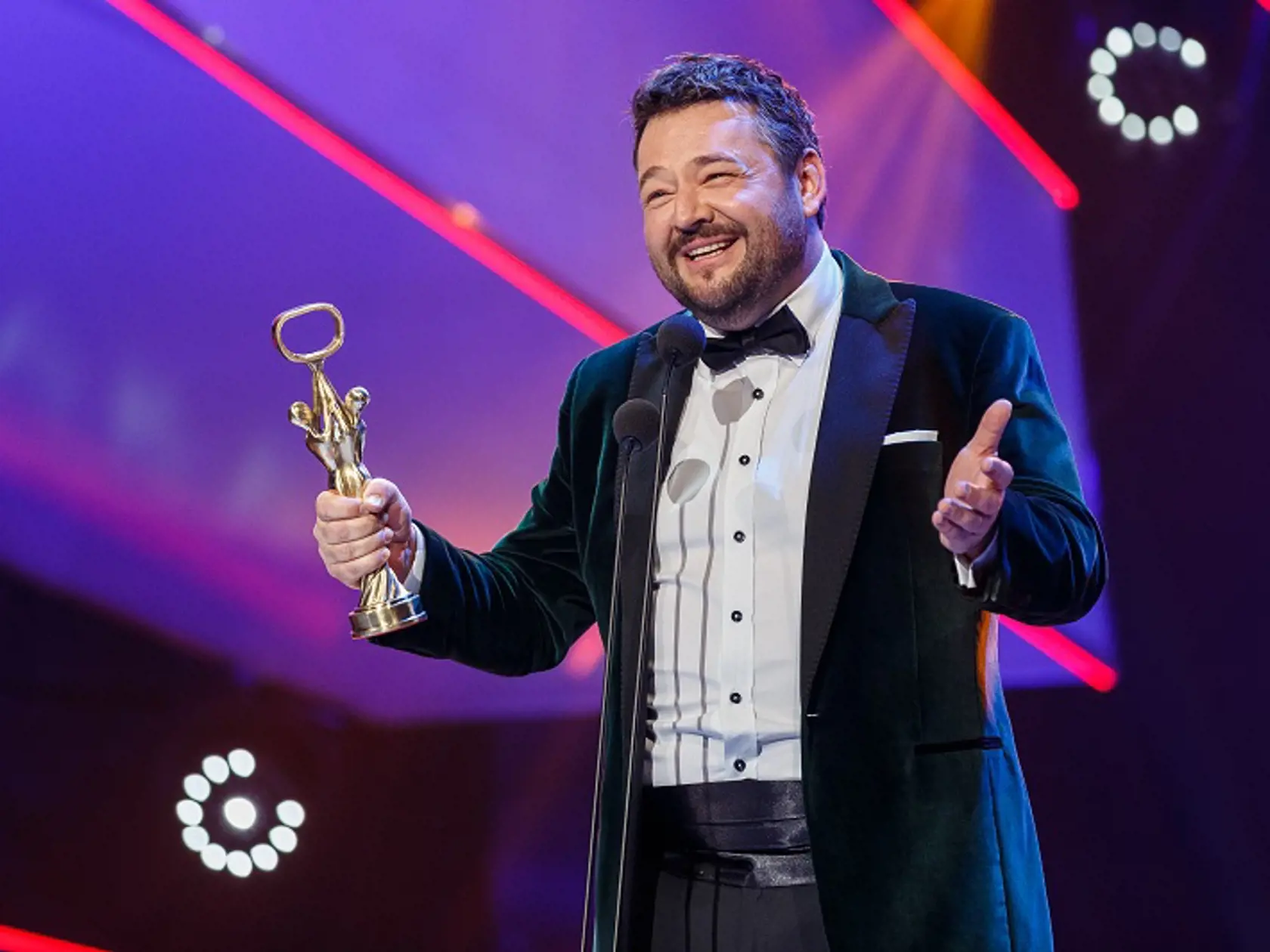 Na snímke Michal Hudák si preberá cenu v kategórií herec počas slávnostného vyhlasovania ankety Osobnosť televíznej obrazovky 2018 v budove Slovenského národného divadla.