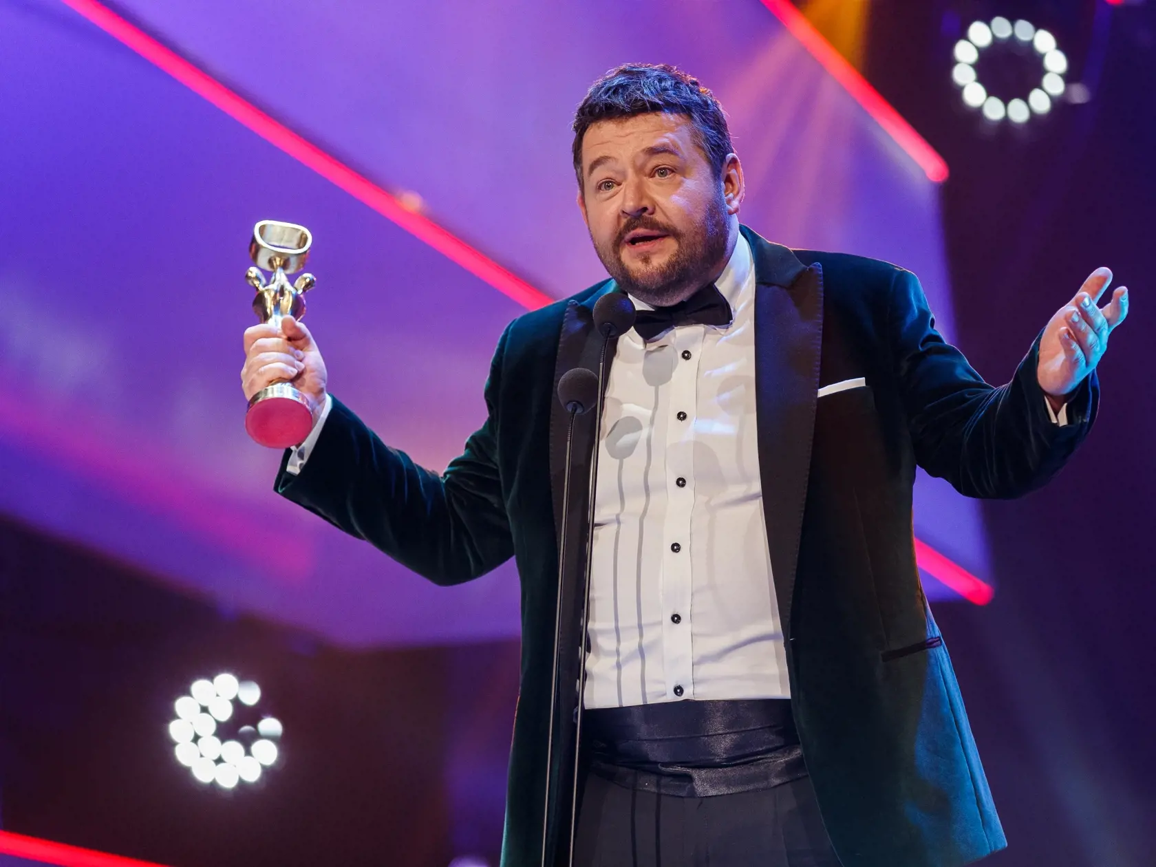 Na snímke Michal Hudák si preberá cenu v kategórií herec počas slávnostného vyhlasovania ankety Osobnosť televíznej obrazovky 2018 v budove Slovenského národného divadla.