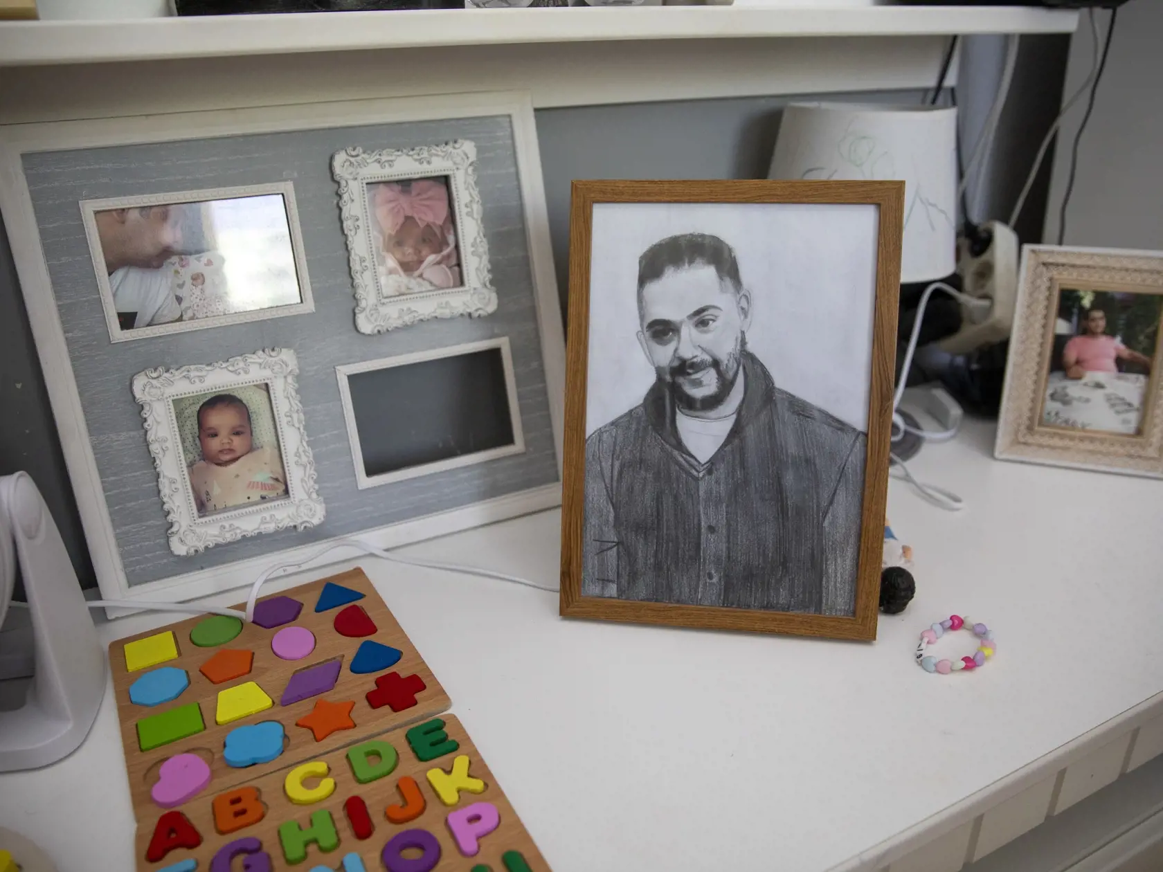 V celom byte majú okolo seba spoločné rodinné fotky. Malá Emma s nimi žije.