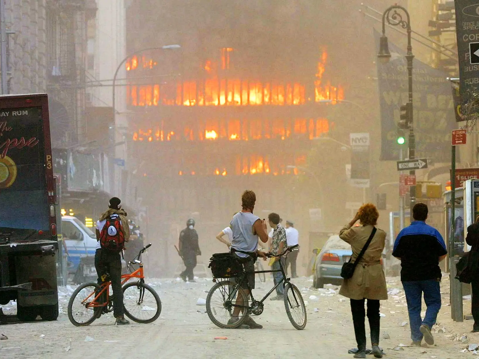 Ľudia sa prizerajú na skazu, ktoré spôsobili teroristické útoky pred 20 rokmi 11. septembra.