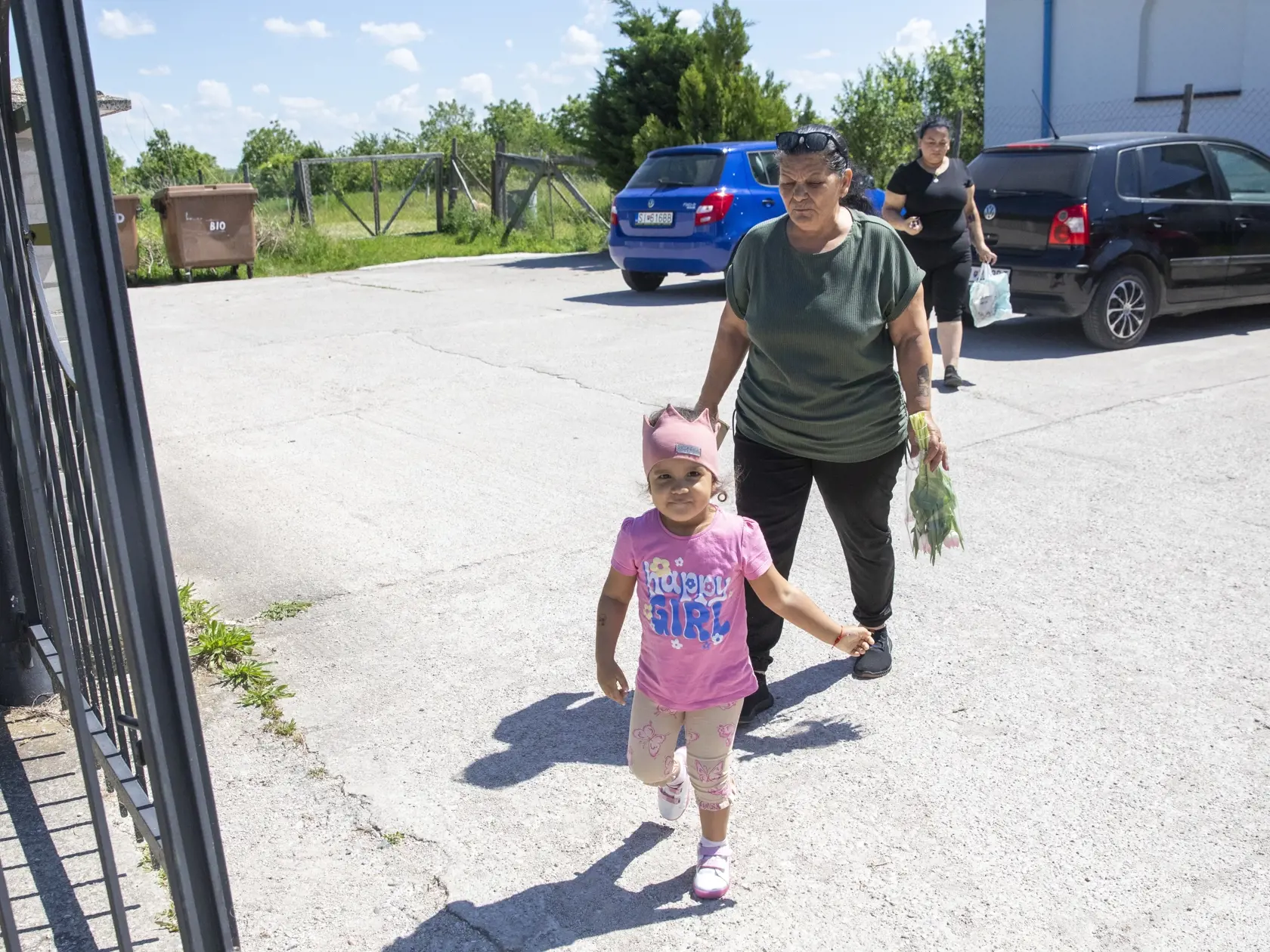 Vdova Helena Danielová s dcérou Emmou a babkou idú na cintorín, kde je pochovaný manžel a otec Adam.
