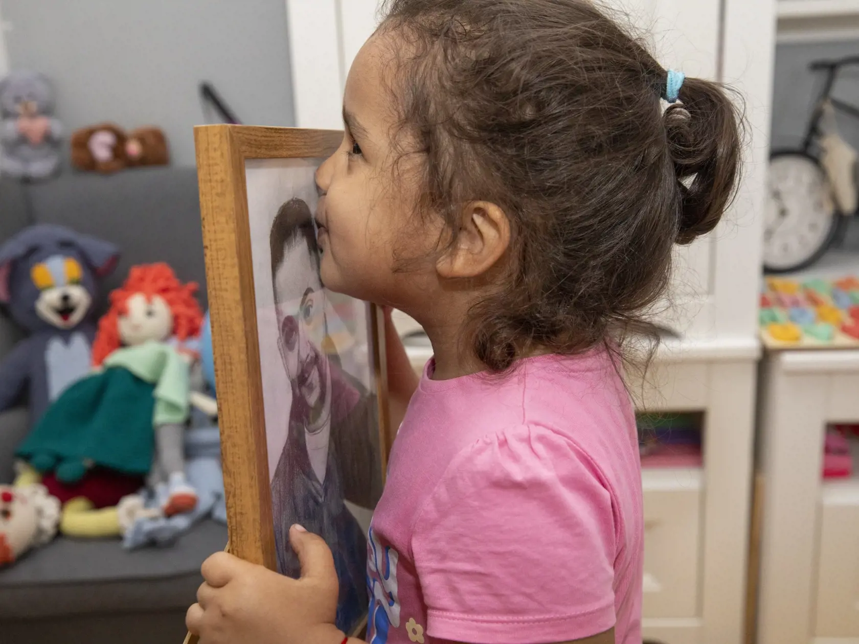 Trojročná dcéra Emma Zara stále nechápe, prečo s nimi tatino nemôže byť. Chcela by ísť za ním do nebíčka. Veľmi ho ľúbi.