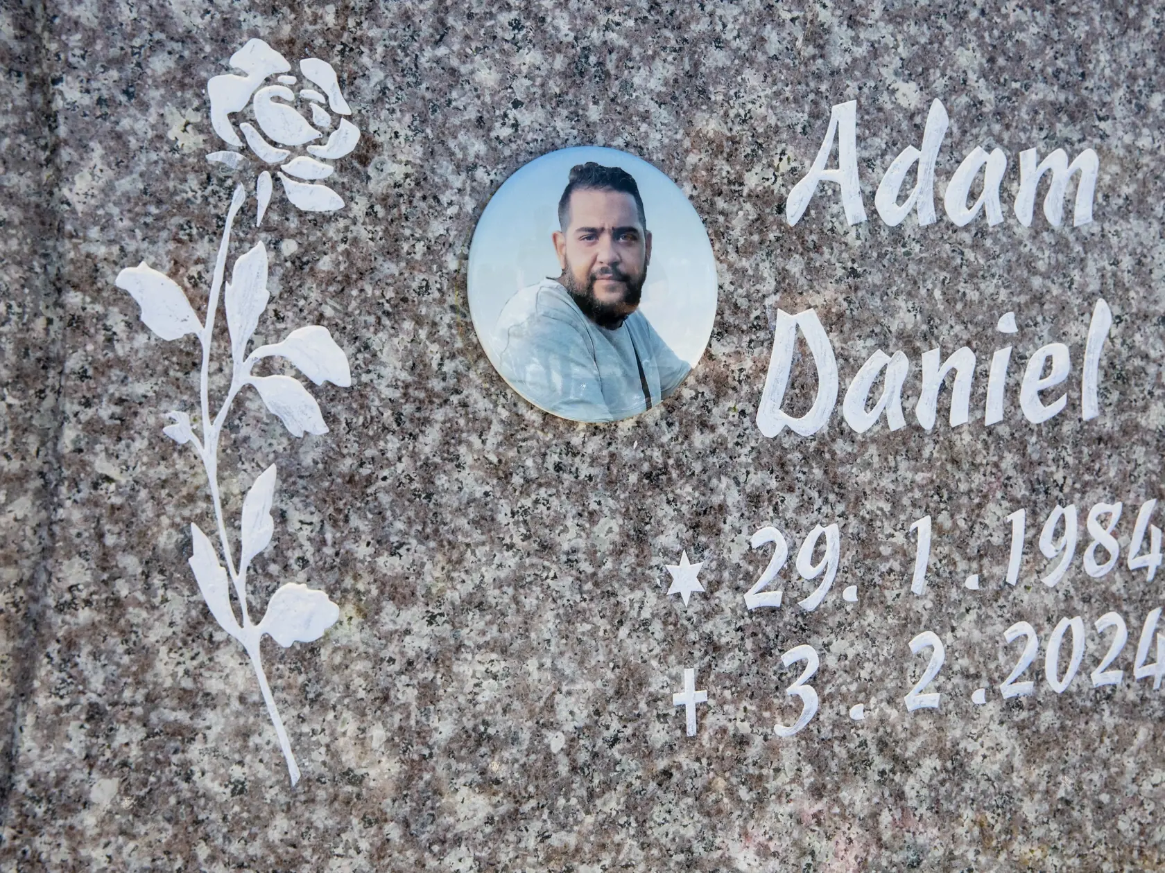 Adam Daniel a jeho náhrobok.