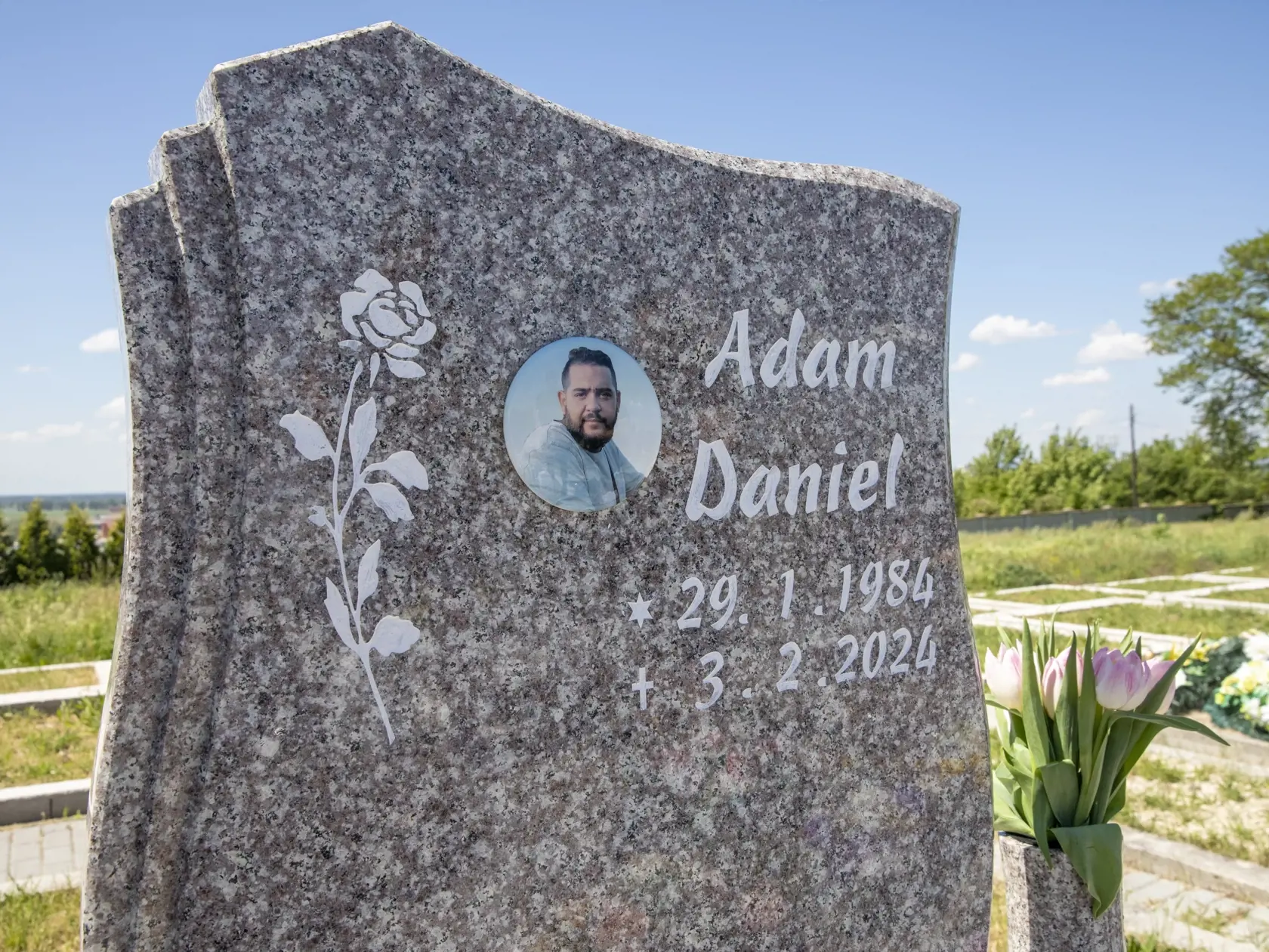 Adam Daniel a jeho náhrobok.