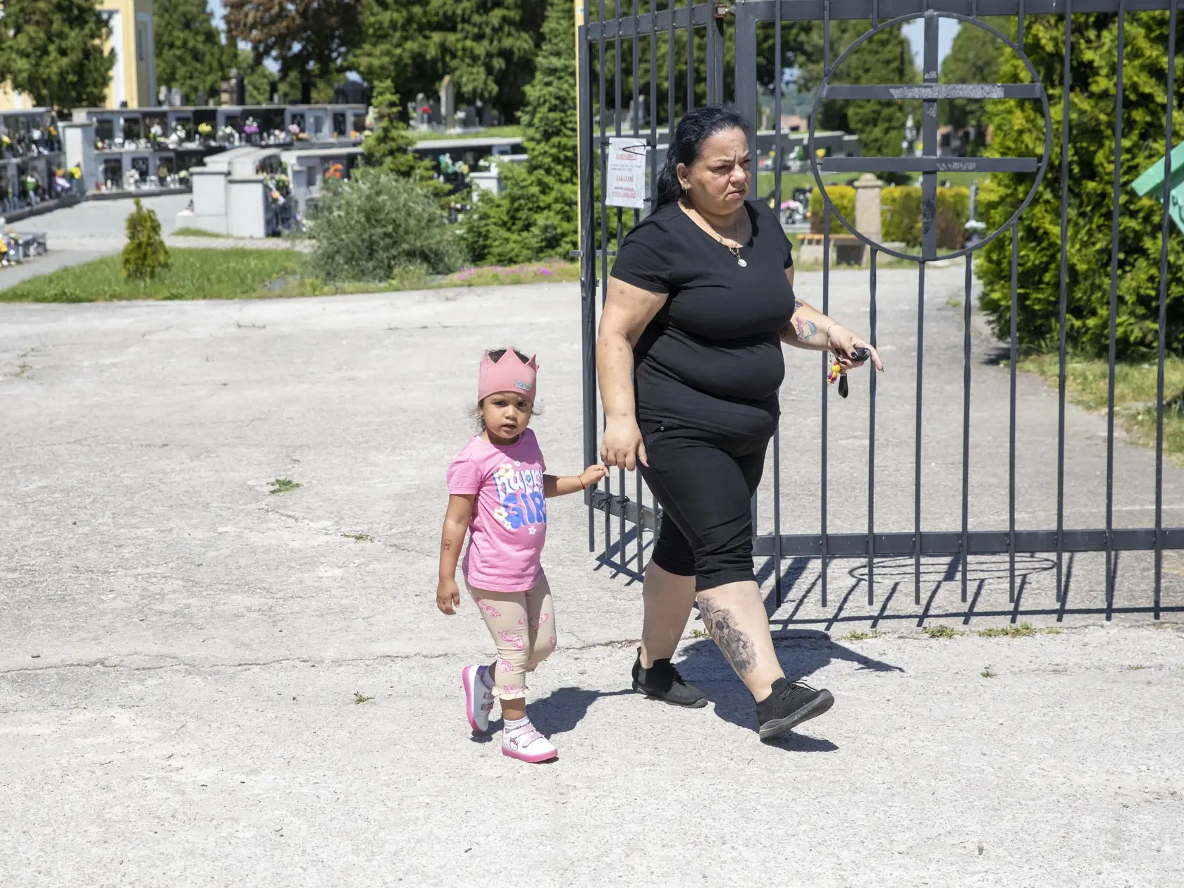Vdova Helena Danielová s dcérou Emmou idú na cintorín, kde je pochovaný manžel a otec Adam.