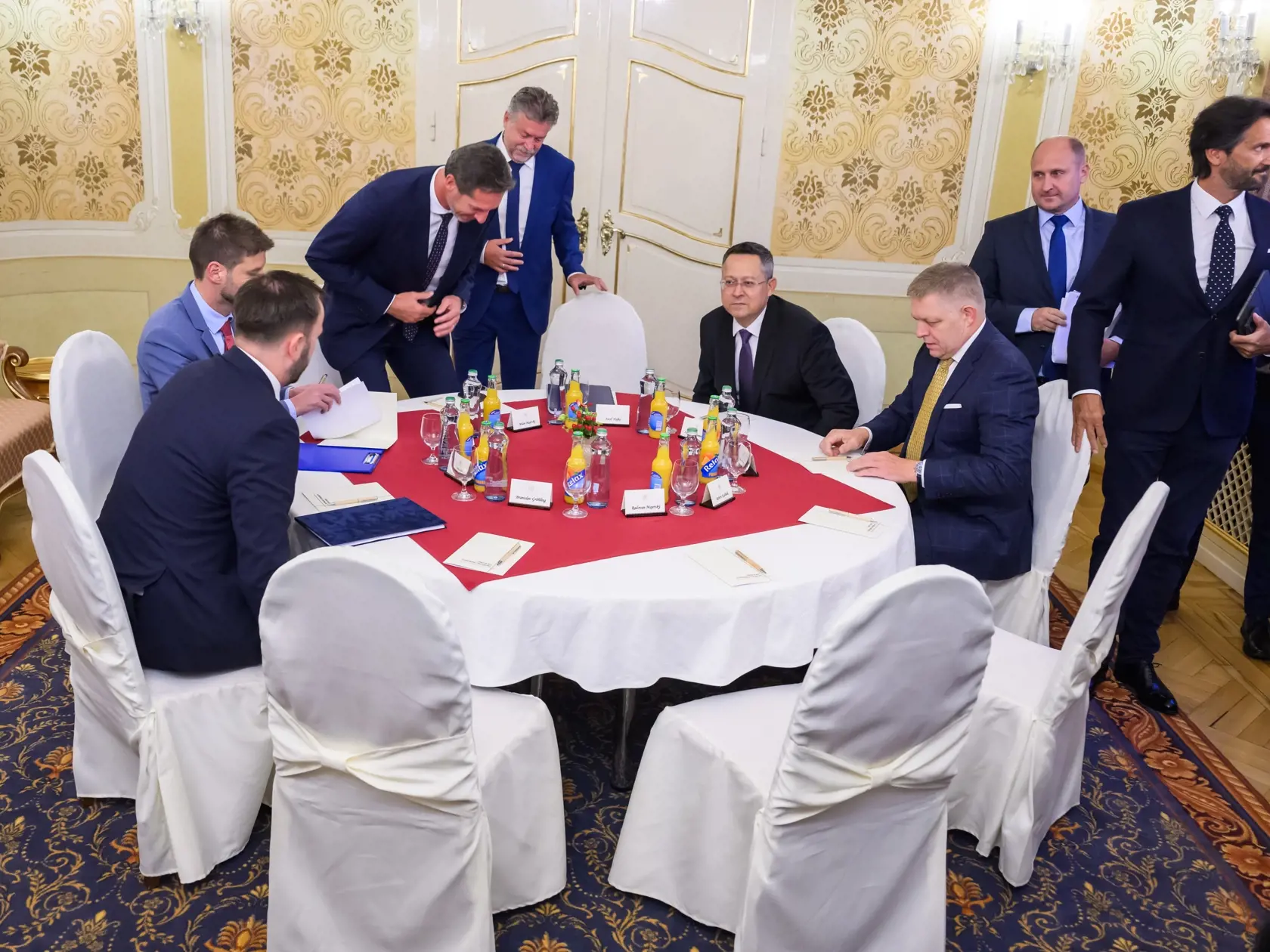 Na snímke zľava člen predsedníctva Progresívneho Slovenska (PS) a expert na verejné financie Štefan Kišš, predseda PS Michal Šimečka, predseda KDH Milan Majerský, člen predsedníctva KDH a ekonomický expert Jozef Hajko, minister financií SR Ladislav Kamenický (Smer-SD), predseda vlády SR Robert Fico (Smer-SD), štátny tajomník Ministerstva financií SR Radovan Majerský a vicepremiér a minister obrany Robert Kaliňák (Smer-SD) počas rokovania premiéra Roberta Fica s predsedami opozície a predstaviteľ