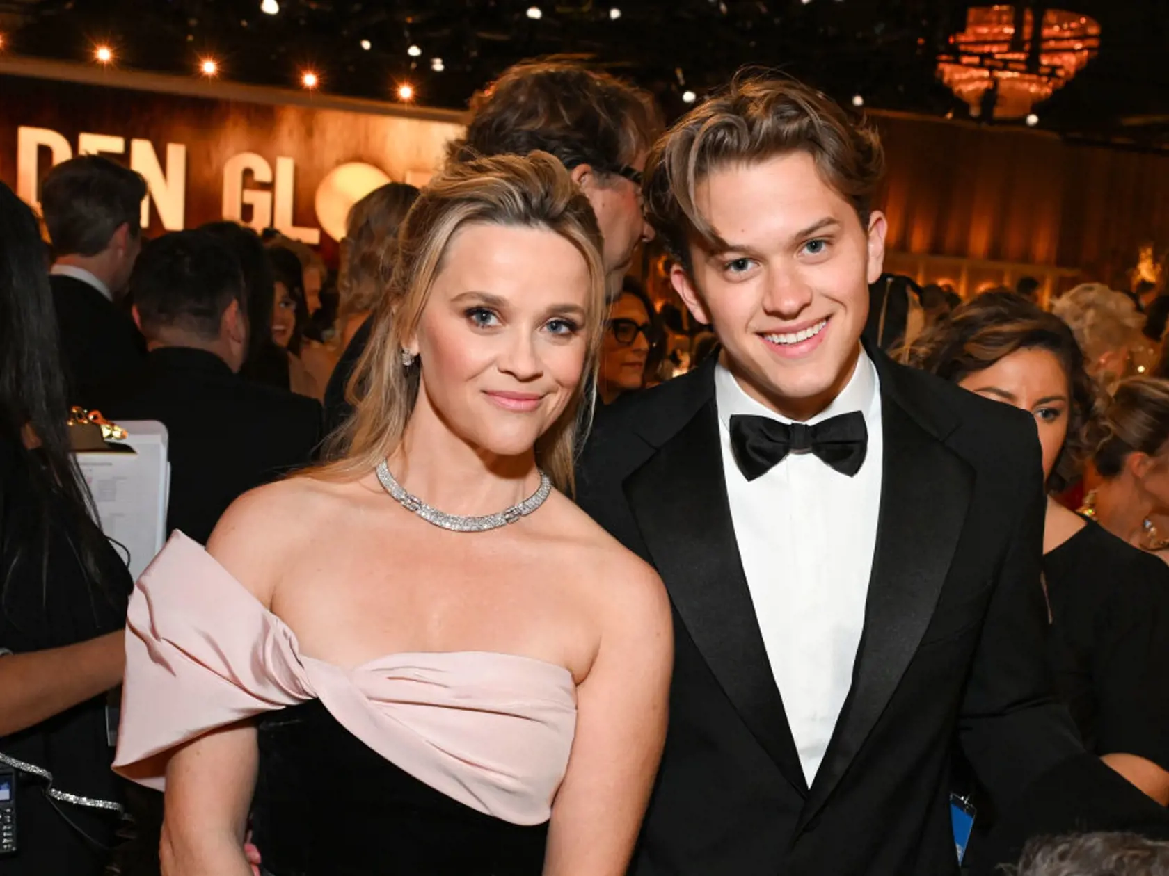Reese Witherspoon a jej syn Deacon na odovzdávaní Zlatých glóbusov.