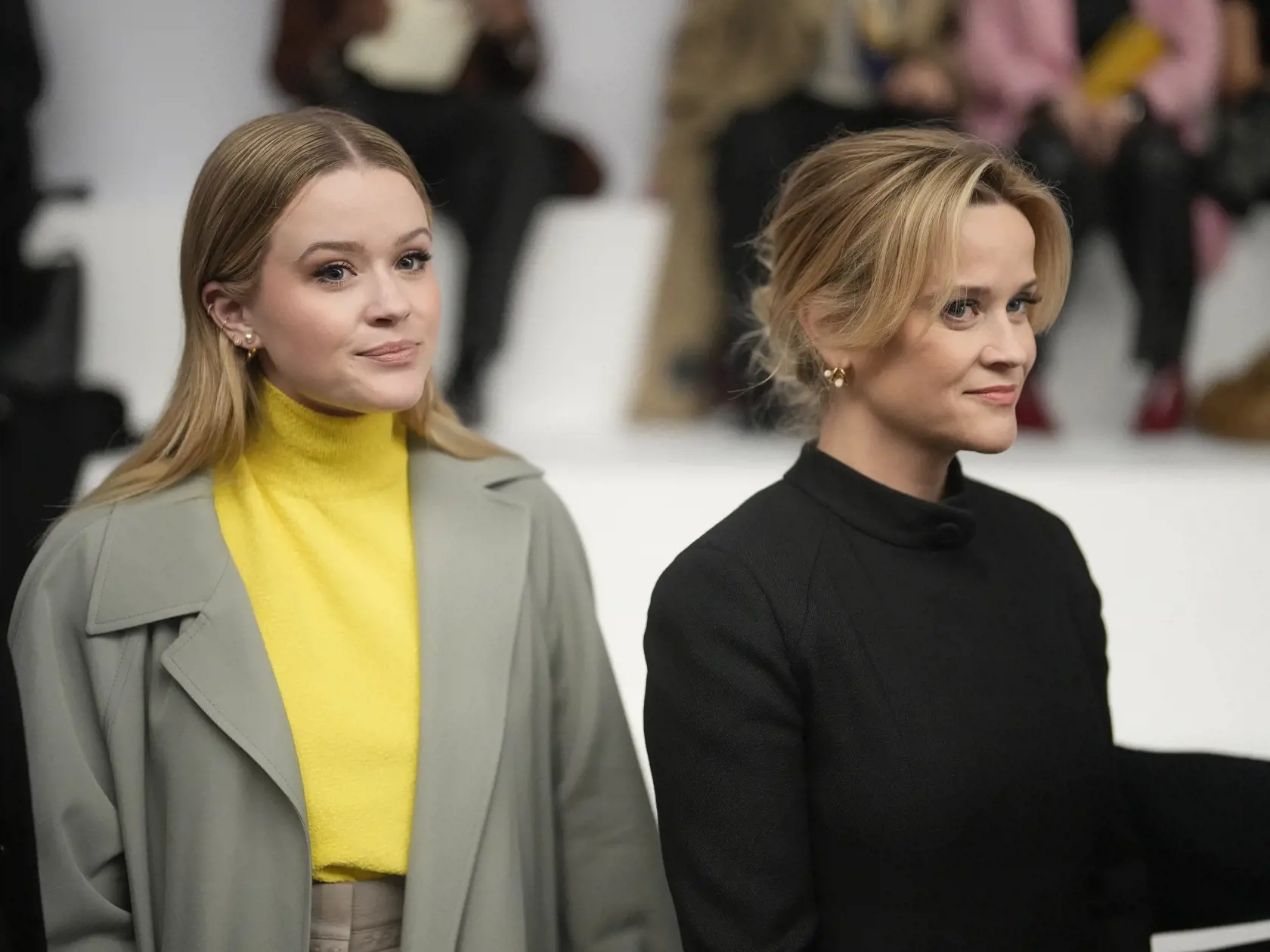 EBE 13 Paríž - Na snímke sprava americká herečka Reese Witherspoonová a jej dcéra Ava Phillippeová prichádzajú na módnu prehliadku talianskej luxusnej značky Fendi pre sezónu jar -  leto 2024 v Paríži 25. januára 2024. FOTO TASR/AP

Ava Phillippe, left, and Reese Witherspoon arrive for the Fendi Haute Couture Spring-Summer 2024 collection presented in Paris, Thursday, Jan. 25, 2024. (AP Photo/Thibault Camus)