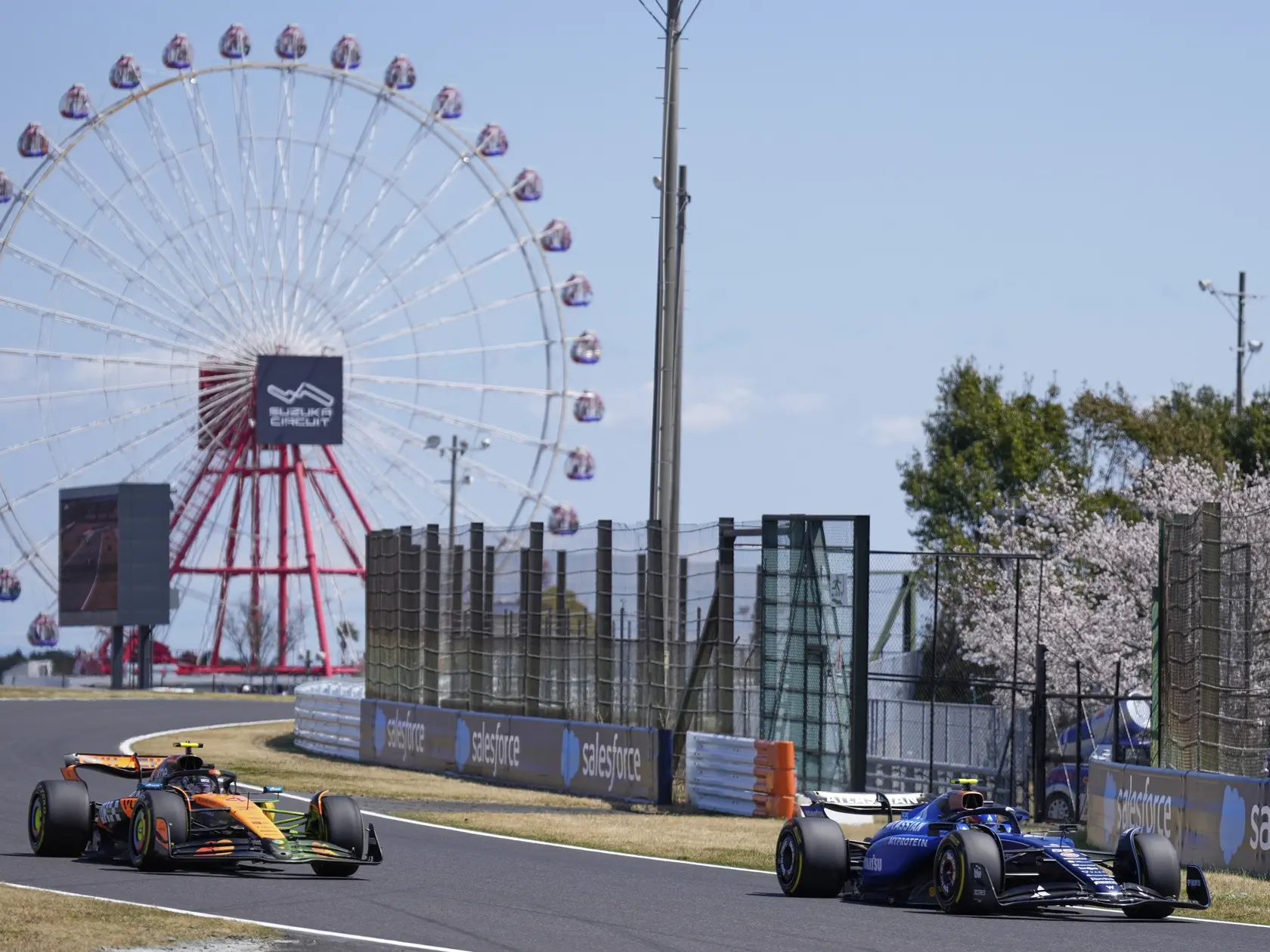 KK22 Suzuka - Na snímke španielsky jazdec Carlos Sainz (vpravo) z Williamsu a britský jazdec tímu McLaren Lando Norris počas prvého tréningu na VC Japonska na okruhu Suzuka, v Suzuke v piatok 4. apríla 2025. FOTO TASR/AP
Williams driver Carlos Sainz of Spain, right, and McLaren driver Lando Norris of Britain, left, steer their cars during the first practice session for the Japanese Formula One Grand Prix at the Suzuka Circuit in Suzuka, central Japan, Friday, April 4, 2025. (AP Photo/Hiro Komae)