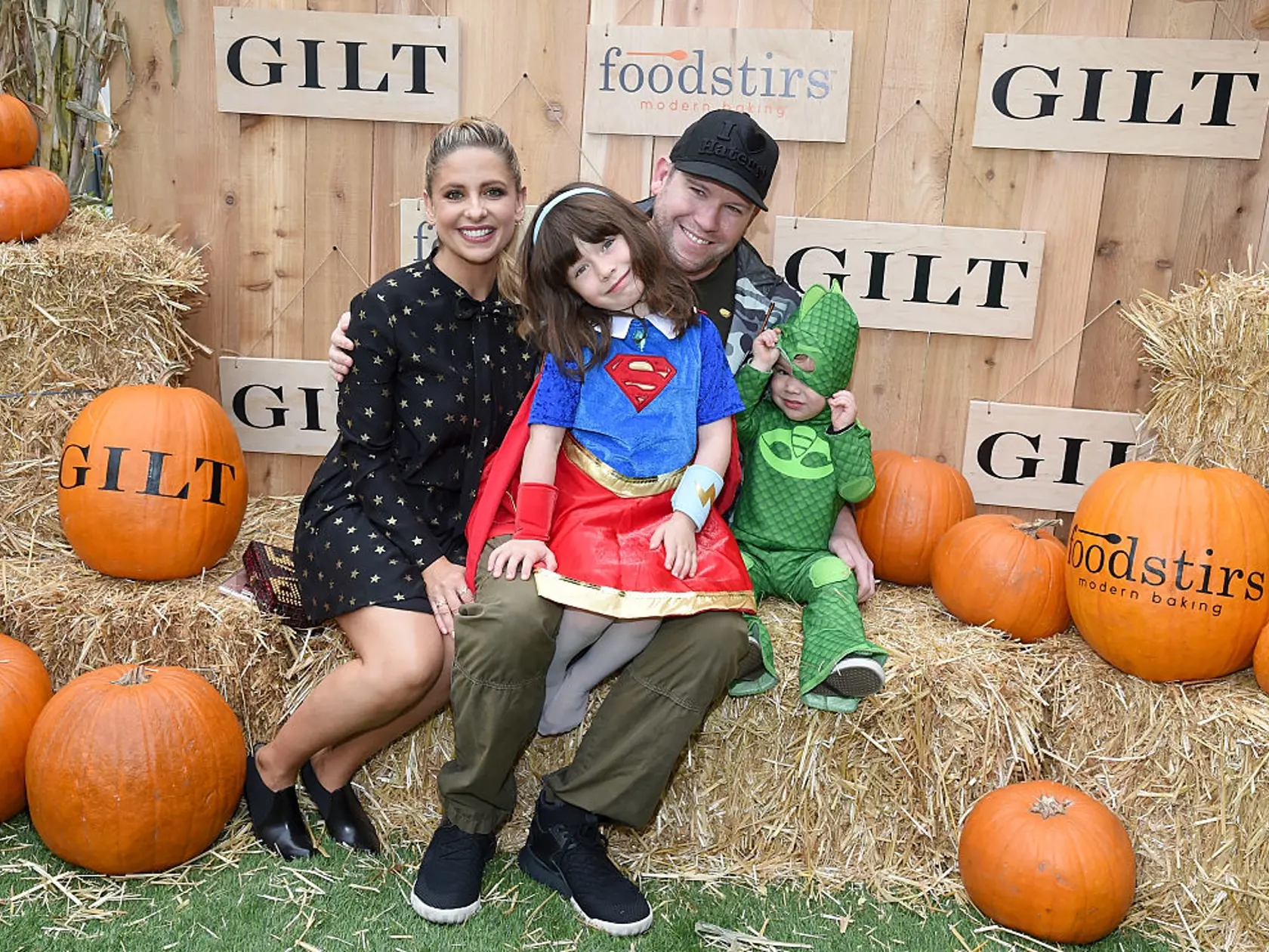 Sarah Michelle Gellar (45) – Foodstirs: Herečka spolu s priateľmi založila v roku 2015 bezobalové pekárstvo zameranú na zdravé, jednoduché domáce zmesi na pečenie pre zaneprázdnené rodiny, doplnené o hotové šišky, sušienky a muffiny.