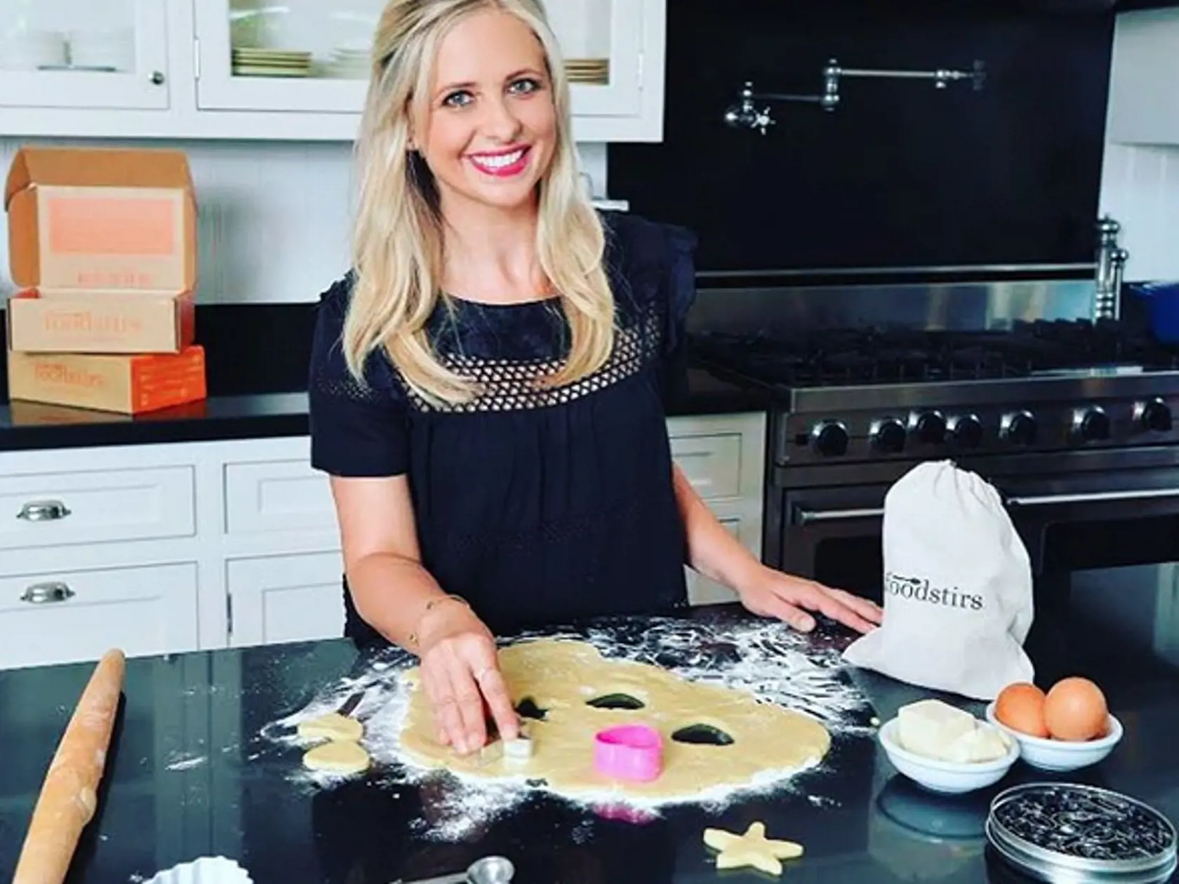Sarah Michelle Gellar (45) – Foodstirs: Herečka spolu s priateľmi založila v roku 2015 bezobalové pekárstvo zameranú na zdravé, jednoduché domáce zmesi na pečenie pre zaneprázdnené rodiny, doplnené o hotové šišky, sušienky a muffiny.