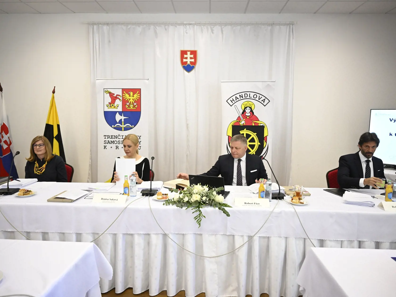 Na snímke zľava štátna tajomníčka ministerstva životného prostredia (MŽP) Gabriela Matečná (SNS), podpredsedníčka vlády SR a ministerka hospodárstva Denisa Saková (Hlas-SD), predseda vlády SR Robert Fico a podpredseda vlády SR a minister obrany Robert Kaliňák (obaja SMER-SD) počas výjazdového rokovania vlády v Handlovej v okrese Prievidza v stredu 15. mája 2024. FOTO TASR - Radovan Stoklasa
