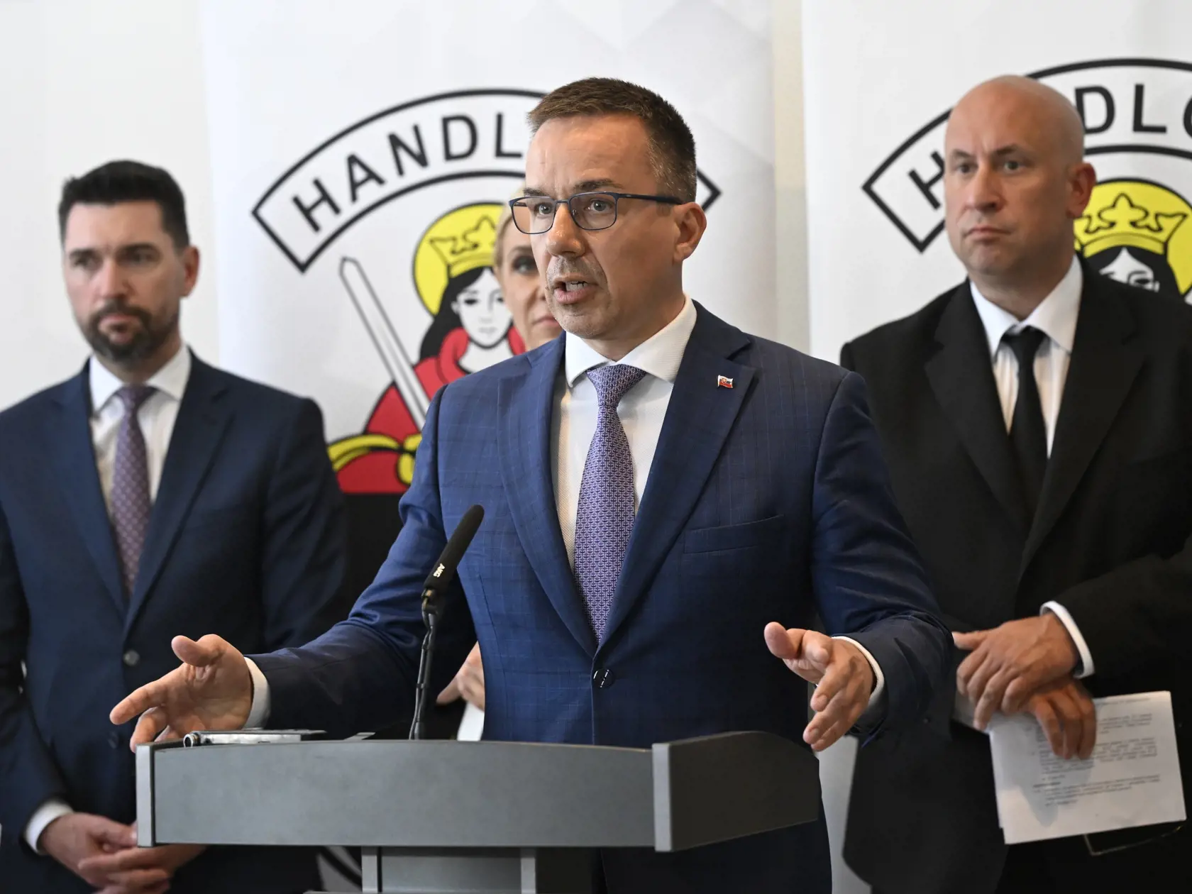 Na snímke zľava minister pôdohospodárstva a rozvoja vidieka SR Richard Takáč (Smer-SD), podpredsedníčka vlády SR a ministerka hospodárstva Denisa Saková (Hlas-SD), premiér SR Robert Fico (Smer-SD) a minister dopravy SR Jozef Ráž ml. (nominant Smer-SD) počas tlačovej konferencie po výjazdovom rokovaní vlády v Handlovej v okrese Prievidza v stredu 15. mája 2024. FOTO TASR - Radovan Stoklasa	



