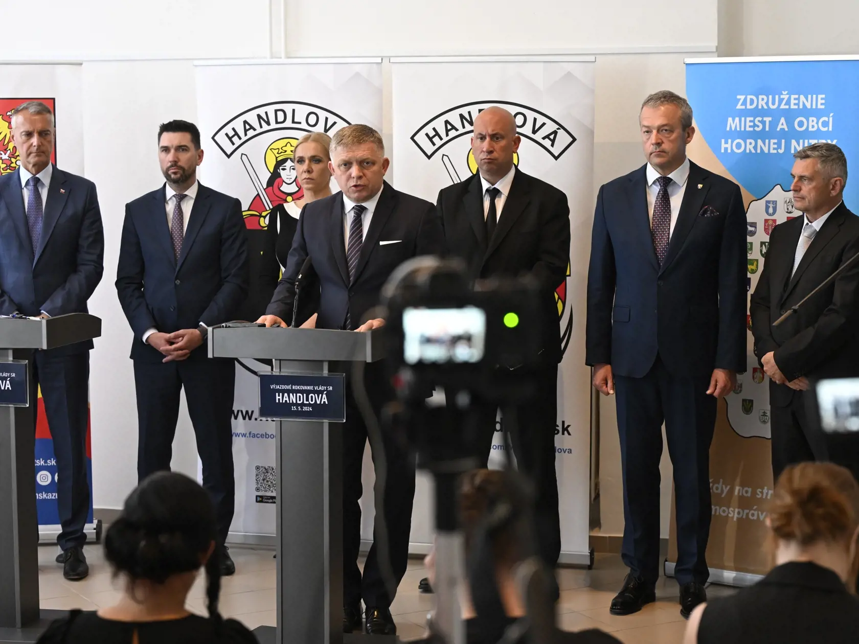 Na snímke zľava minister investícií, regionálneho rozvoja a informatizácie SR Richard Raši (Hlas-SD), minister pôdohospodárstva a rozvoja vidieka SR Richard Takáč (Smer-SD), podpredsedníčka vlády SR a ministerka hospodárstva Denisa Saková (Hlas-SD), premiér SR Robert Fico (Smer-SD) a minister dopravy SR Jozef Ráž ml. (nominant Smer-SD)   počas tlačovej konferencie po výjazdovom rokovaní vlády v Handlovej v okrese Prievidza v stredu 15. mája 2024. FOTO TASR - Radovan Stoklasa	



predseda vlády S