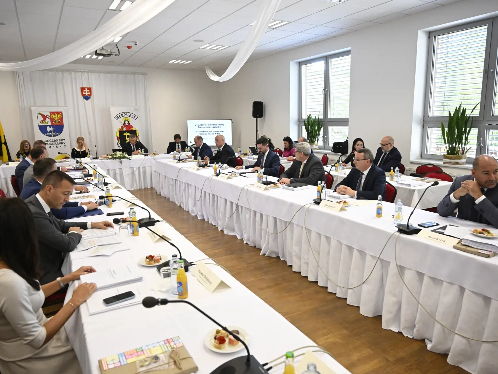 Na snímke sorava minister cestovného ruchu a športu Dušan Keketi (nominant SNS), štátny tajomník ministerstva kultúry Tibor Bernaťák, minister spravodlivosti Boris Susko (Smer-SD), minister pôdohospodárstva a rozvoja vidieka SR Richard Takáč (Smer-SD), minister dopravy Jozef Ráž ml. (nominant Smeru-SD), štátny tajomník ministerva financií Radovan Majerský, podpredseda vlády SR a minister obrany Robert Kaliňák (Smer-SD), predseda vlády SR Robert Fico (Smer-SD), podpredsedníčka vlády SR a minister