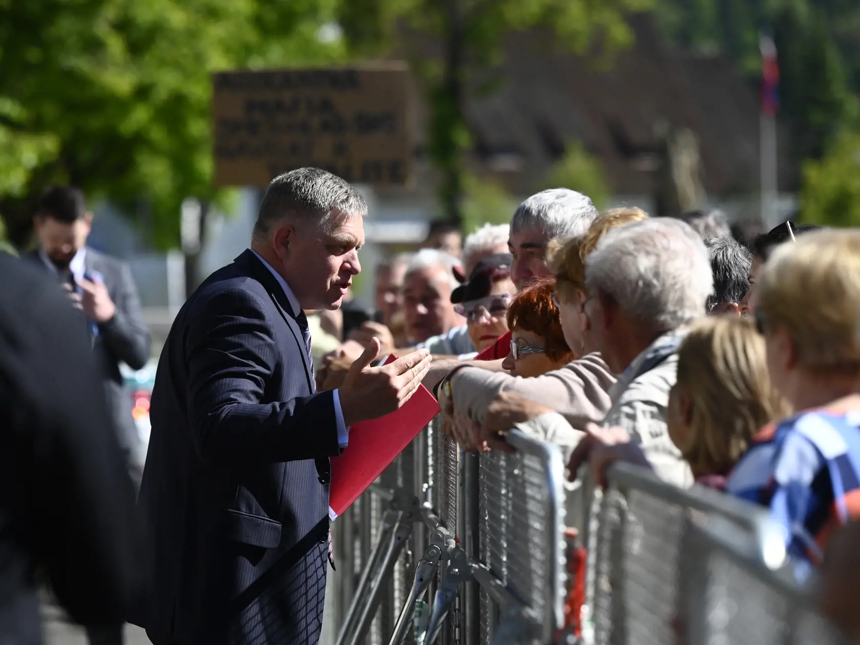 Na snímke predseda vlády SR Robert Fico (Smer-SD) sa víta s miestnymi obyvateľmi počas príchodu na výjazdové rokovanie vlády v Handlovej v okrese Prievidza v stredu 15. mája 2024. FOTO TASR - Radovan Stoklasa