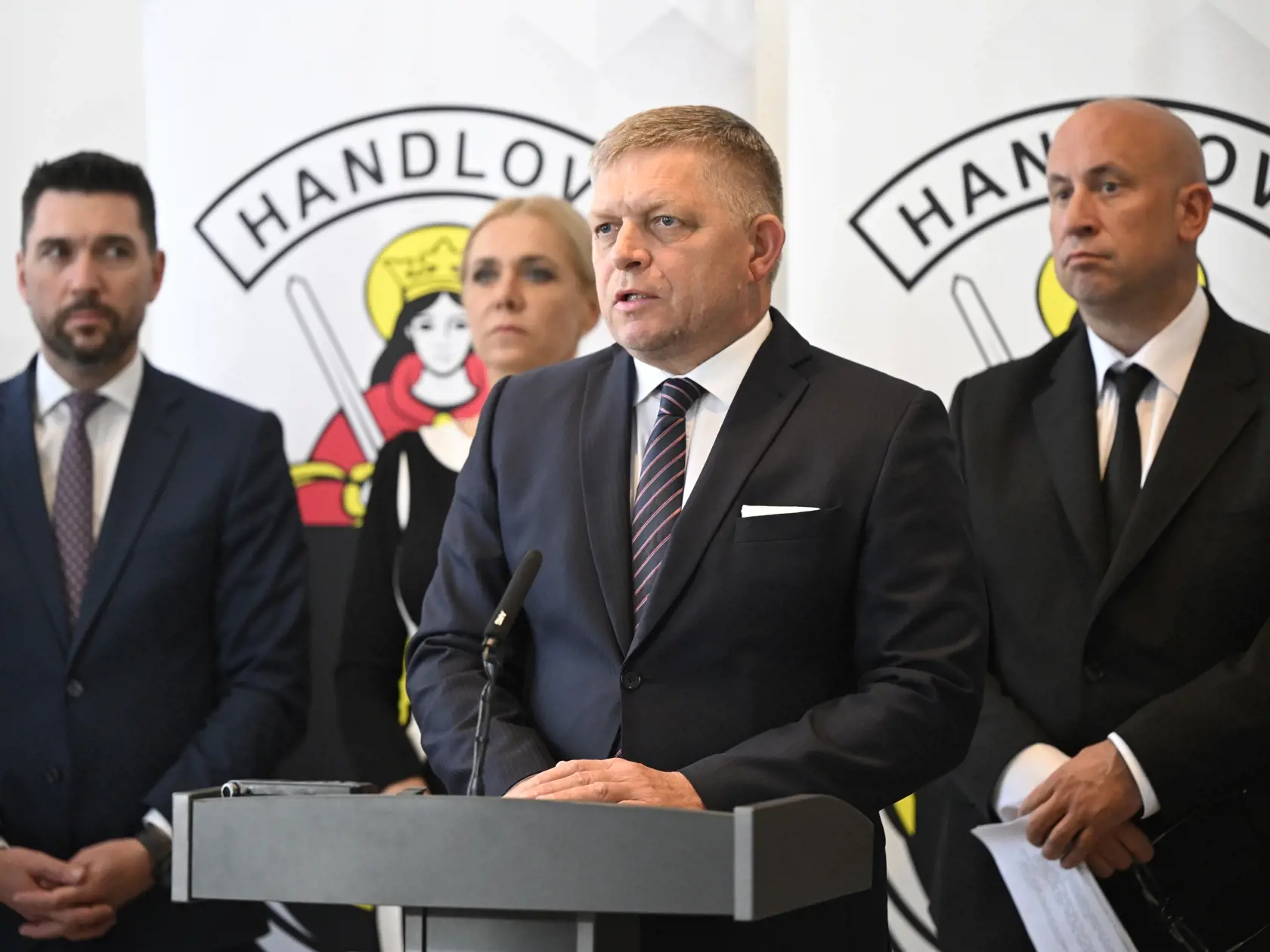 Na snímke zľava minister pôdohospodárstva a rozvoja vidieka SR Richard Takáč (Smer-SD), podpredsedníčka vlády SR a ministerka hospodárstva Denisa Saková (Hlas-SD), premiér SR Robert Fico (Smer-SD) a minister dopravy SR Jozef Ráž ml. (nominant Smer-SD) počas tlačovej konferencie po výjazdovom rokovaní vlády v Handlovej v okrese Prievidza v stredu 15. mája 2024. FOTO TASR - Radovan Stoklasa	



predseda vlády SR Robert Fico (Smer-SD) gestikuluje počas tlačovej konferencie po výjazdovom rokovaní vl